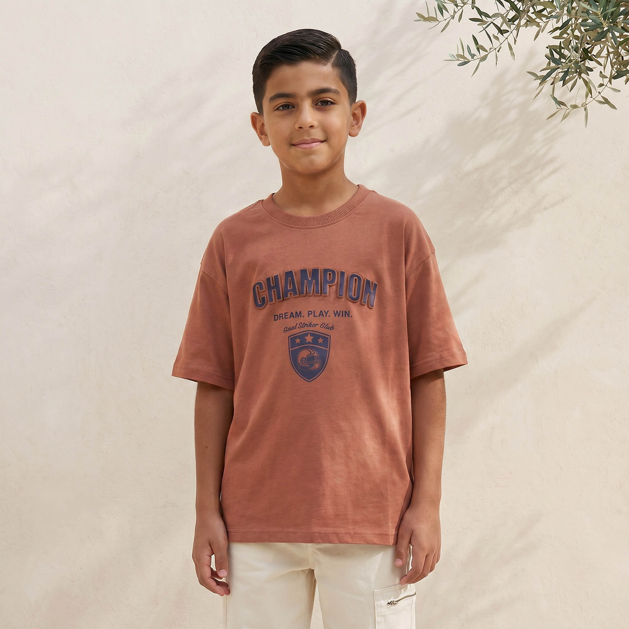 تيشيرت بياقة ضيقة وطبعات تايبوجرافيك وأكمام قصيرة من جونيورز-boys-clothing-tshirtsandpolos-image-1
