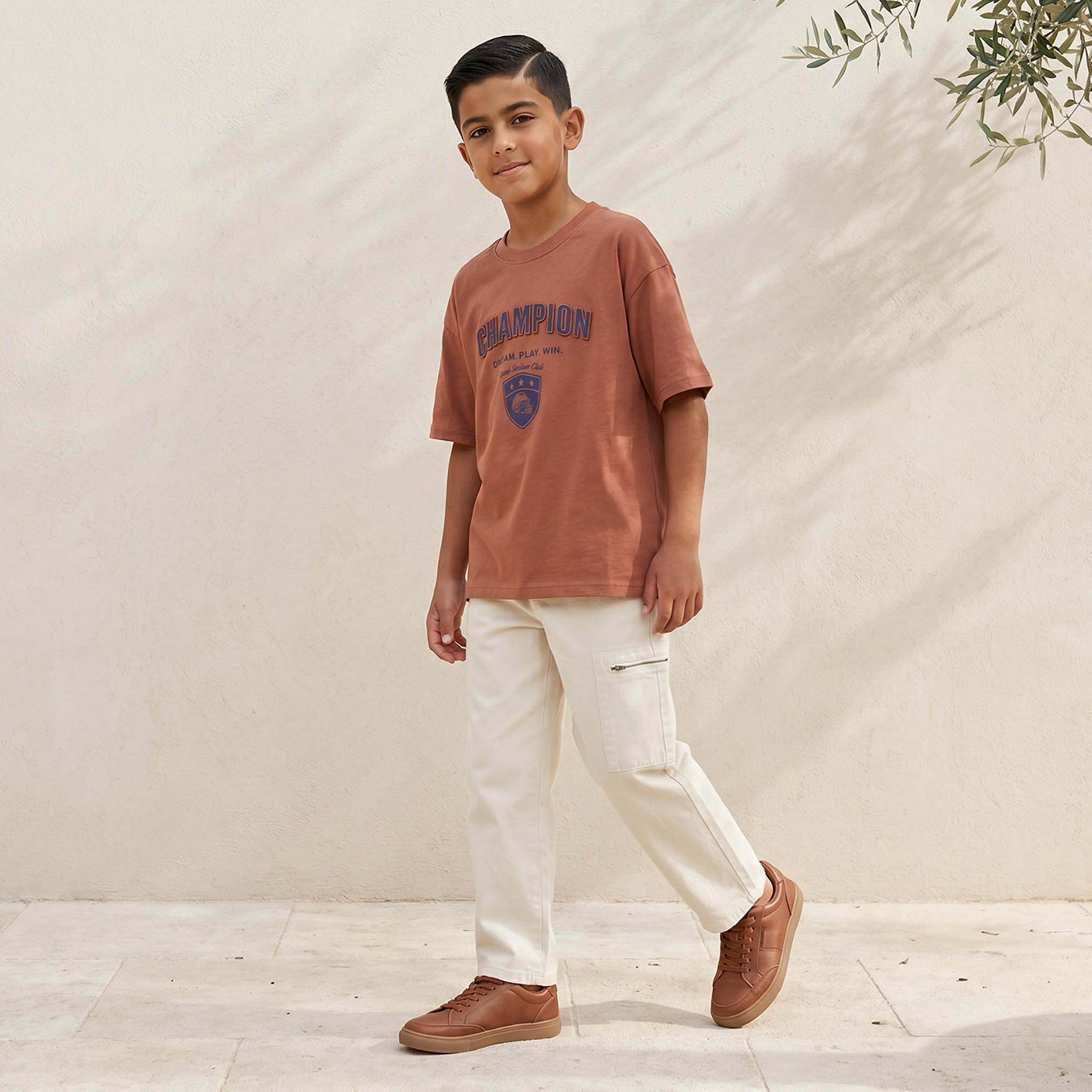 تيشيرت بياقة ضيقة وطبعات تايبوجرافيك وأكمام قصيرة من جونيورز-boys-clothing-tshirtsandpolos-image-2