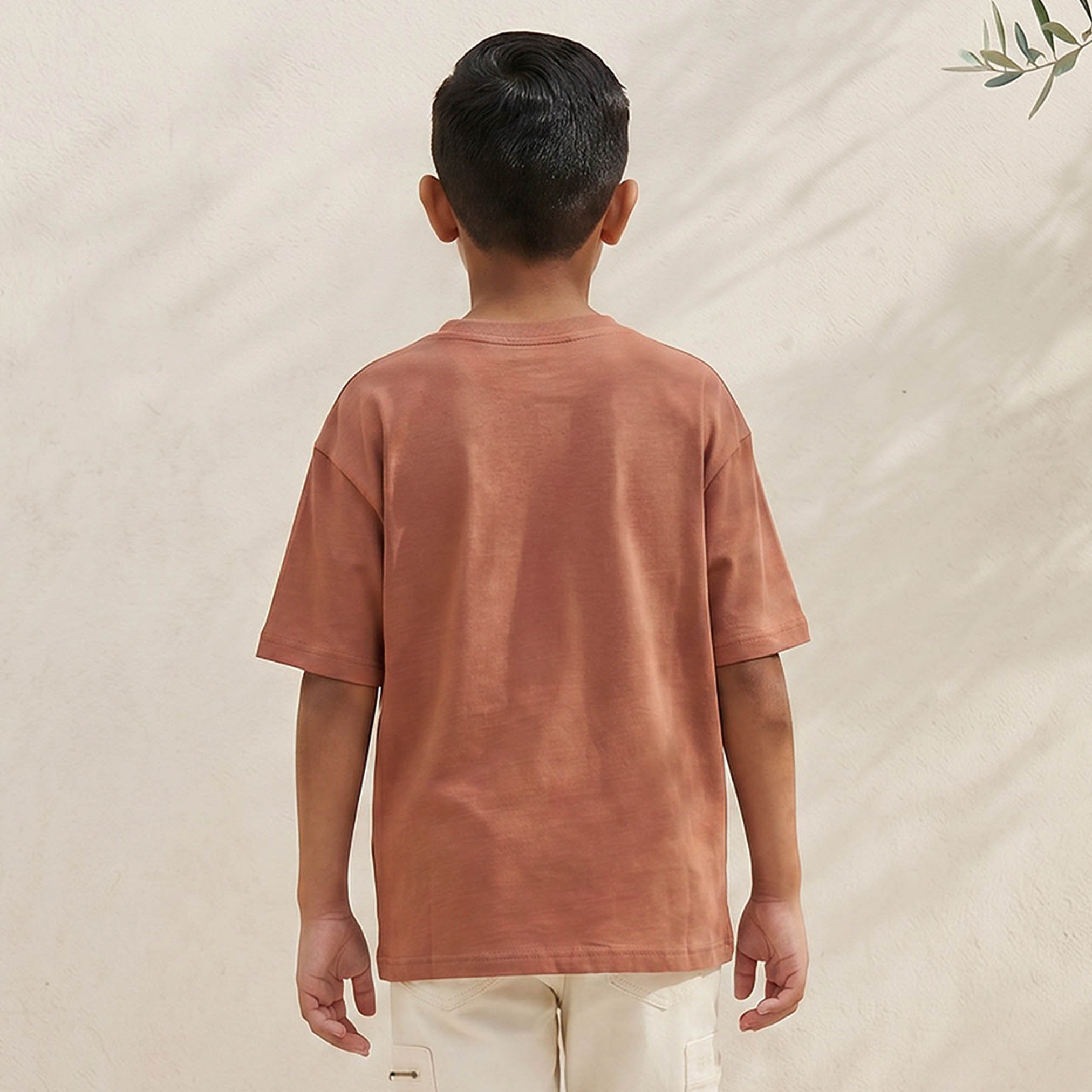 تيشيرت بياقة ضيقة وطبعات تايبوجرافيك وأكمام قصيرة من جونيورز-boys-clothing-tshirtsandpolos-image-3