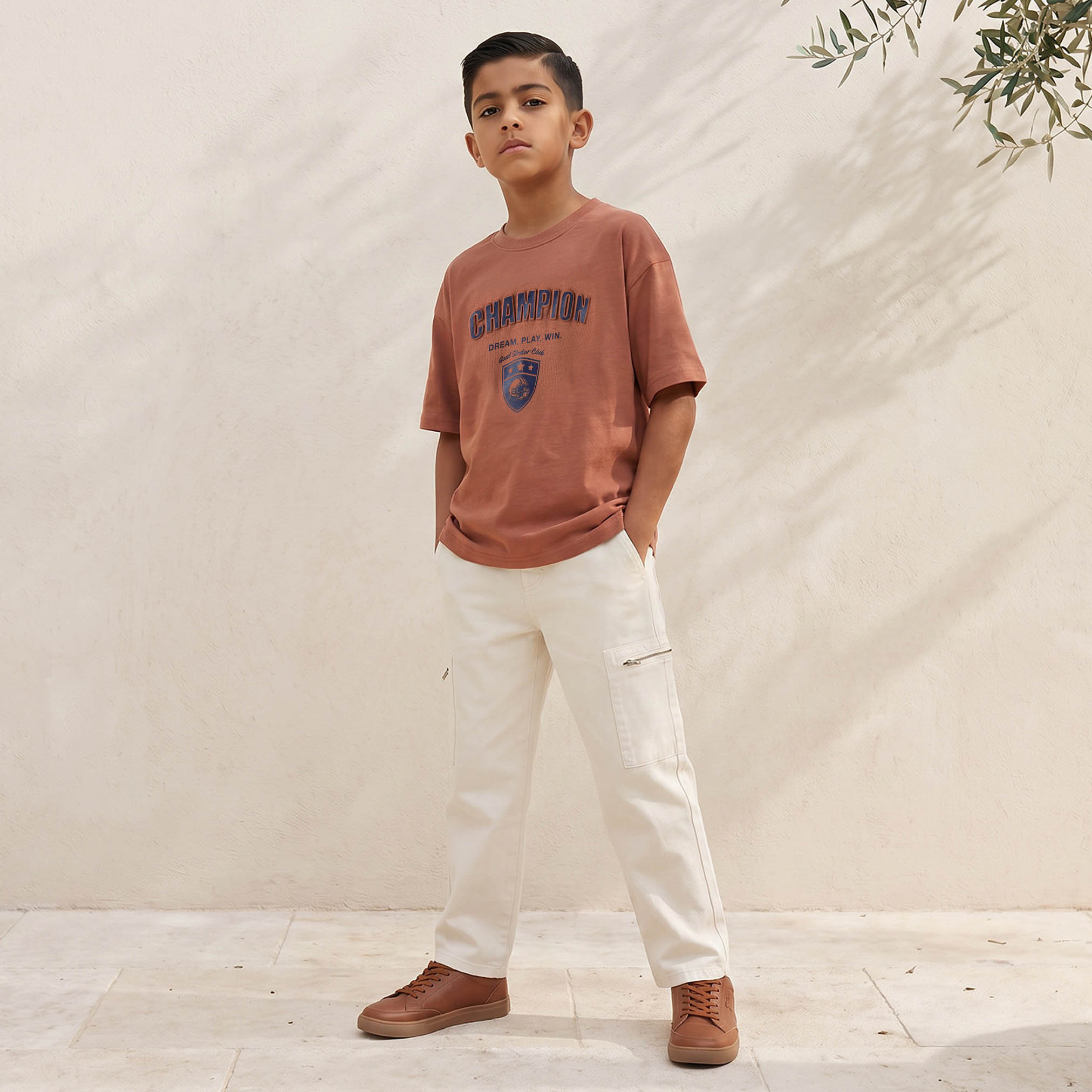 تيشيرت بياقة ضيقة وطبعات تايبوجرافيك وأكمام قصيرة من جونيورز-boys-clothing-tshirtsandpolos-image-5
