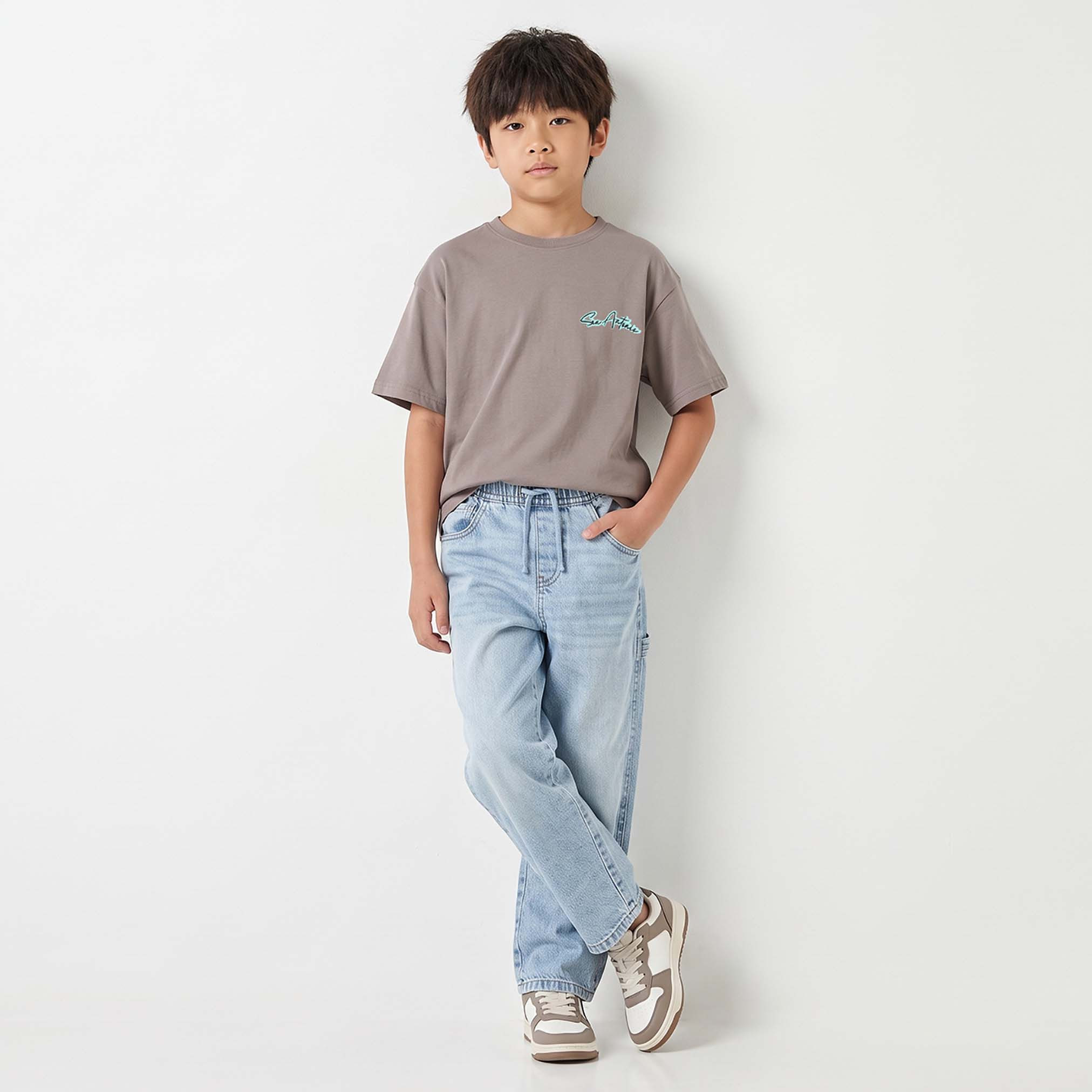 تيشيرت بياقة ضيقة وأكمام قصيرة وطبعات شعار من جونيورز-boys-clothing-tshirtsandpolos-image-3