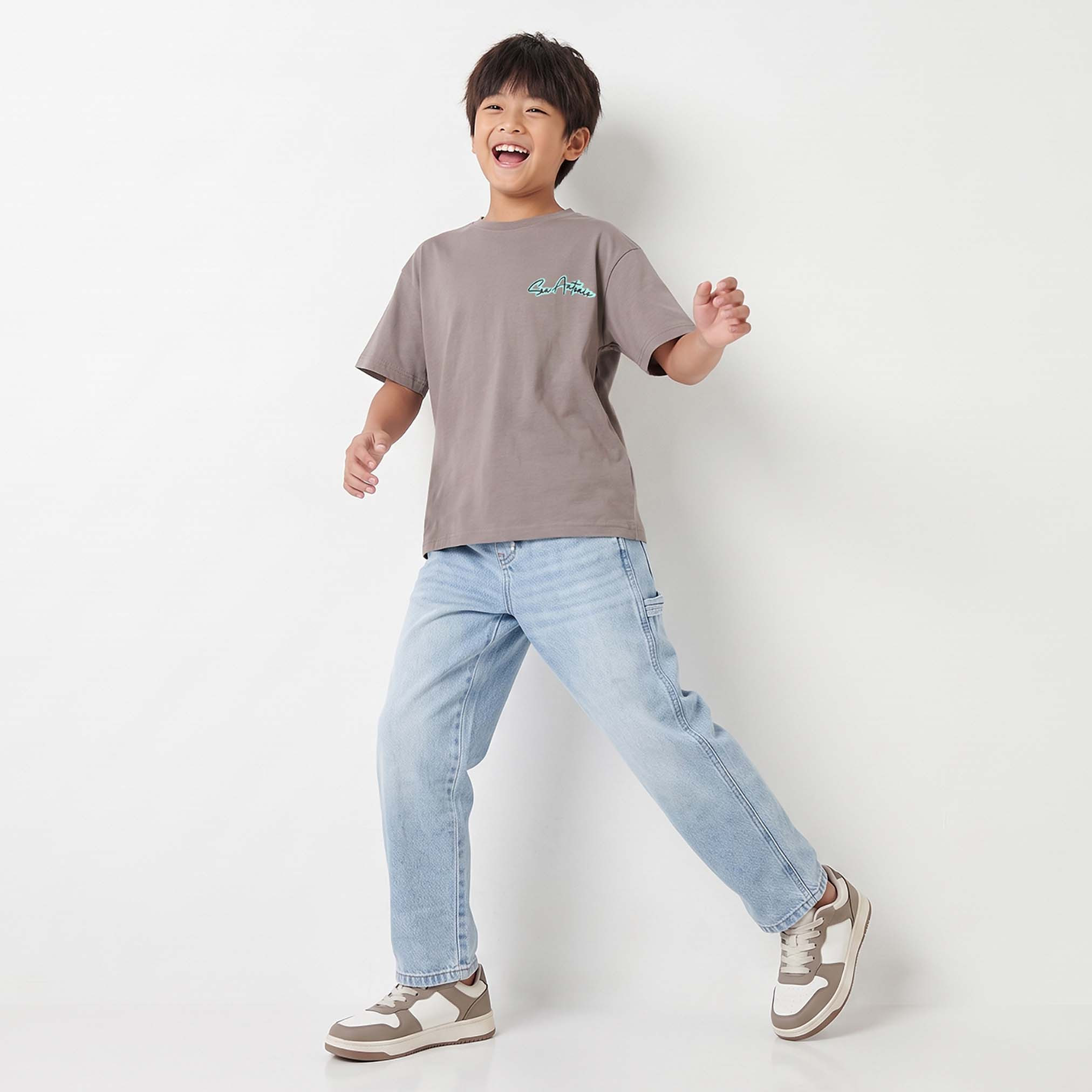 تيشيرت بياقة ضيقة وأكمام قصيرة وطبعات شعار من جونيورز-boys-clothing-tshirtsandpolos-image-5