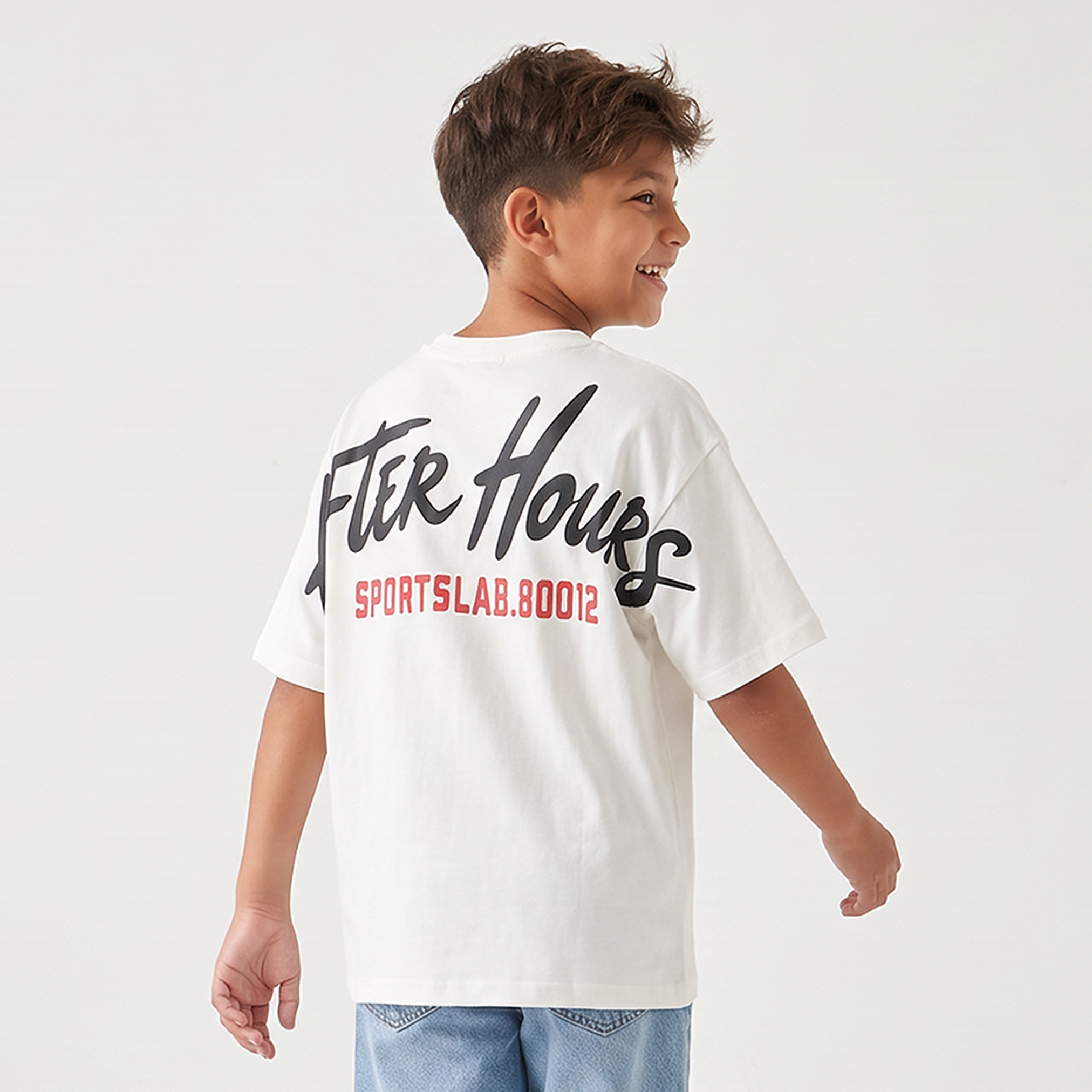 تيشيرت بياقة ضيقة وأكمام قصيرة بطبعات شعار من جونيورز-boys-clothing-tshirtsandpolos-image-1