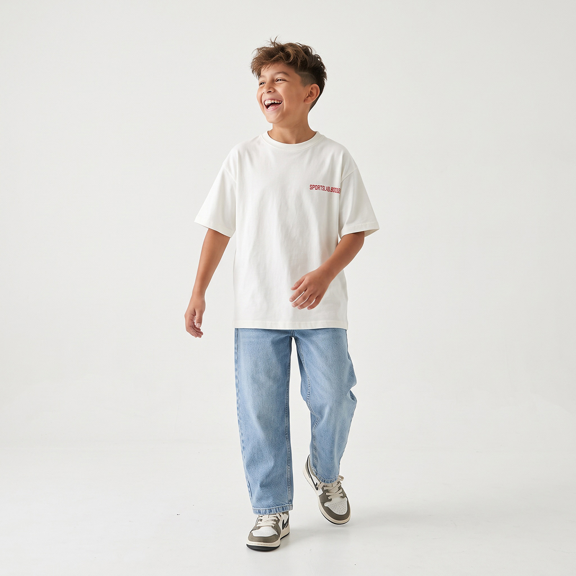 تيشيرت بياقة ضيقة وأكمام قصيرة بطبعات شعار من جونيورز-boys-clothing-tshirtsandpolos-image-3
