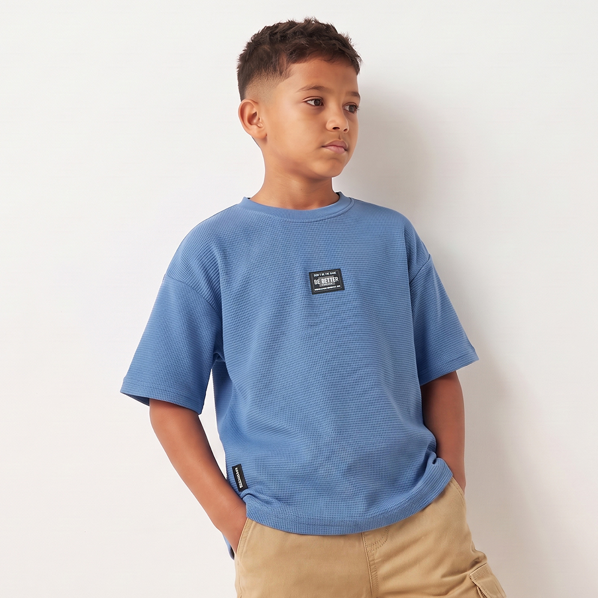 تيشيرت بياقة ضيقة وأكمام قصيرة وتشطيب بارز الملمس من جونيورز-boys-clothing-tshirtsandpolos-image-1