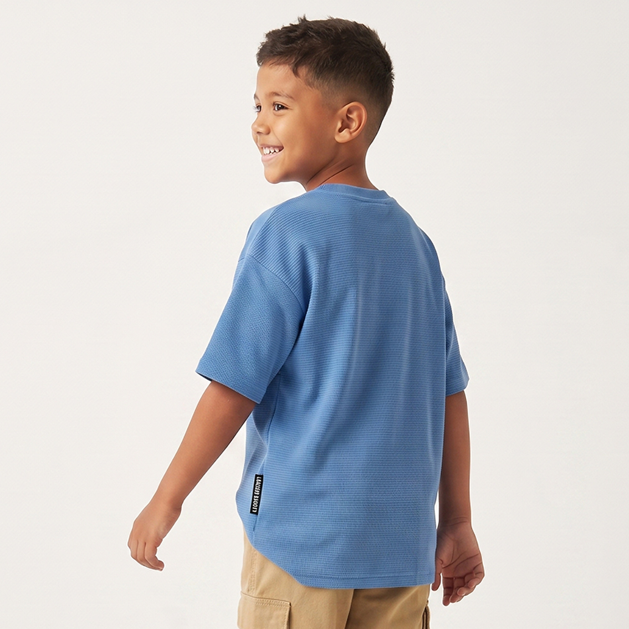 تيشيرت بياقة ضيقة وأكمام قصيرة وتشطيب بارز الملمس من جونيورز-boys-clothing-tshirtsandpolos-image-3