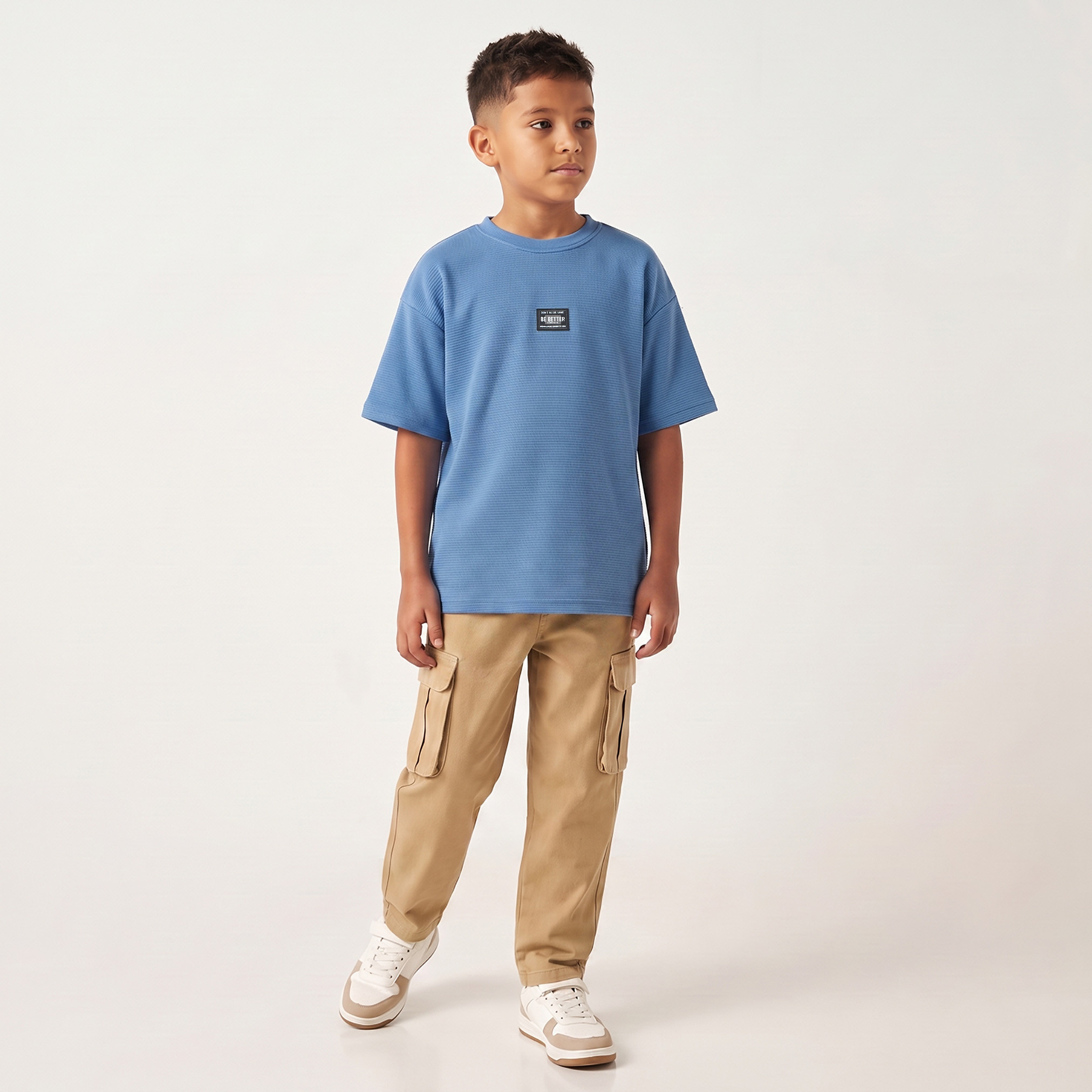 تيشيرت بياقة ضيقة وأكمام قصيرة وتشطيب بارز الملمس من جونيورز-boys-clothing-tshirtsandpolos-image-5