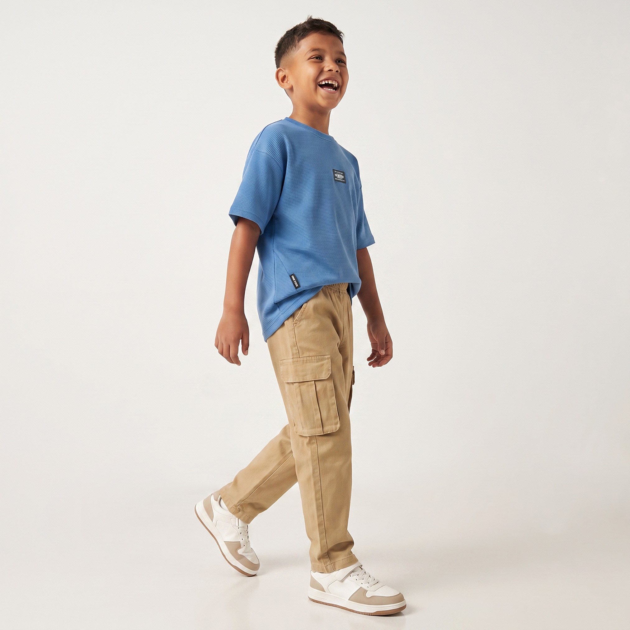تيشيرت بياقة ضيقة وأكمام قصيرة وتشطيب بارز الملمس من جونيورز-boys-clothing-tshirtsandpolos-image-2