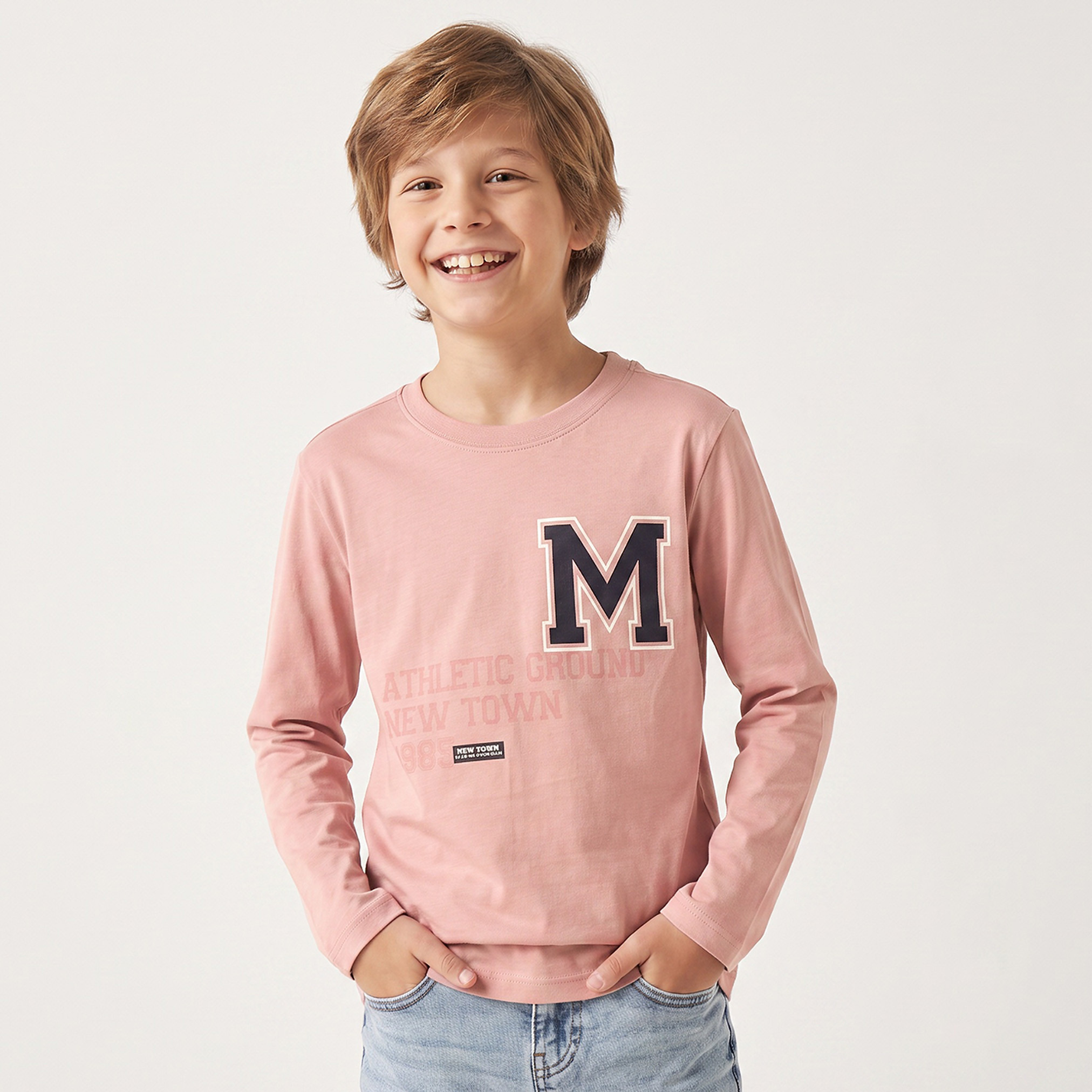 تيشيرت بياقة ضيقة وأكمام طويلة وطبعات تايبوجرافيك من جونيورز-boys-clothing-tshirtsandpolos-image-1