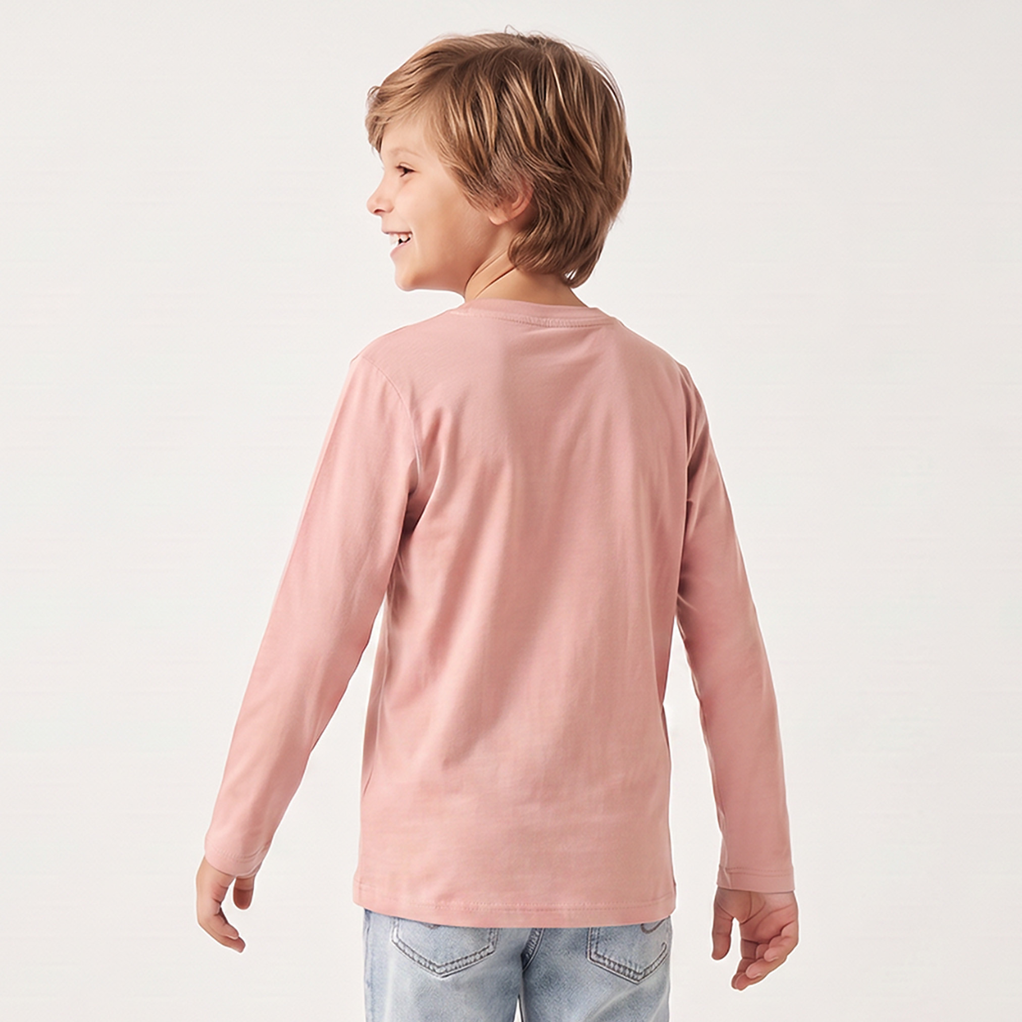 تيشيرت بياقة ضيقة وأكمام طويلة وطبعات تايبوجرافيك من جونيورز-boys-clothing-tshirtsandpolos-image-3