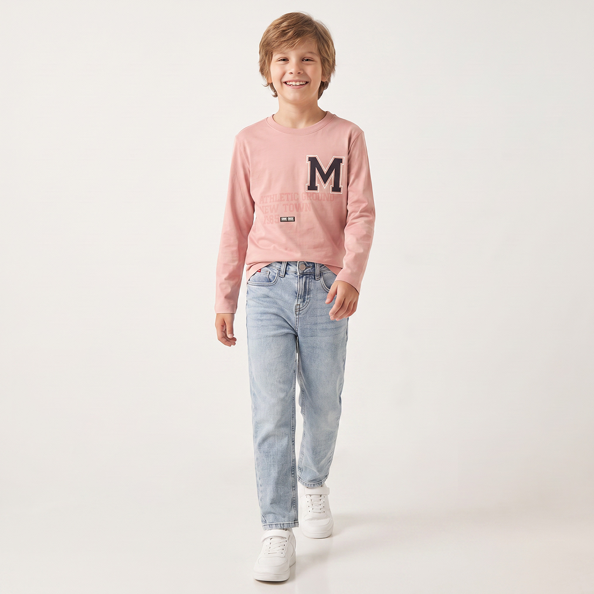 تيشيرت بياقة ضيقة وأكمام طويلة وطبعات تايبوجرافيك من جونيورز-boys-clothing-tshirtsandpolos-image-2