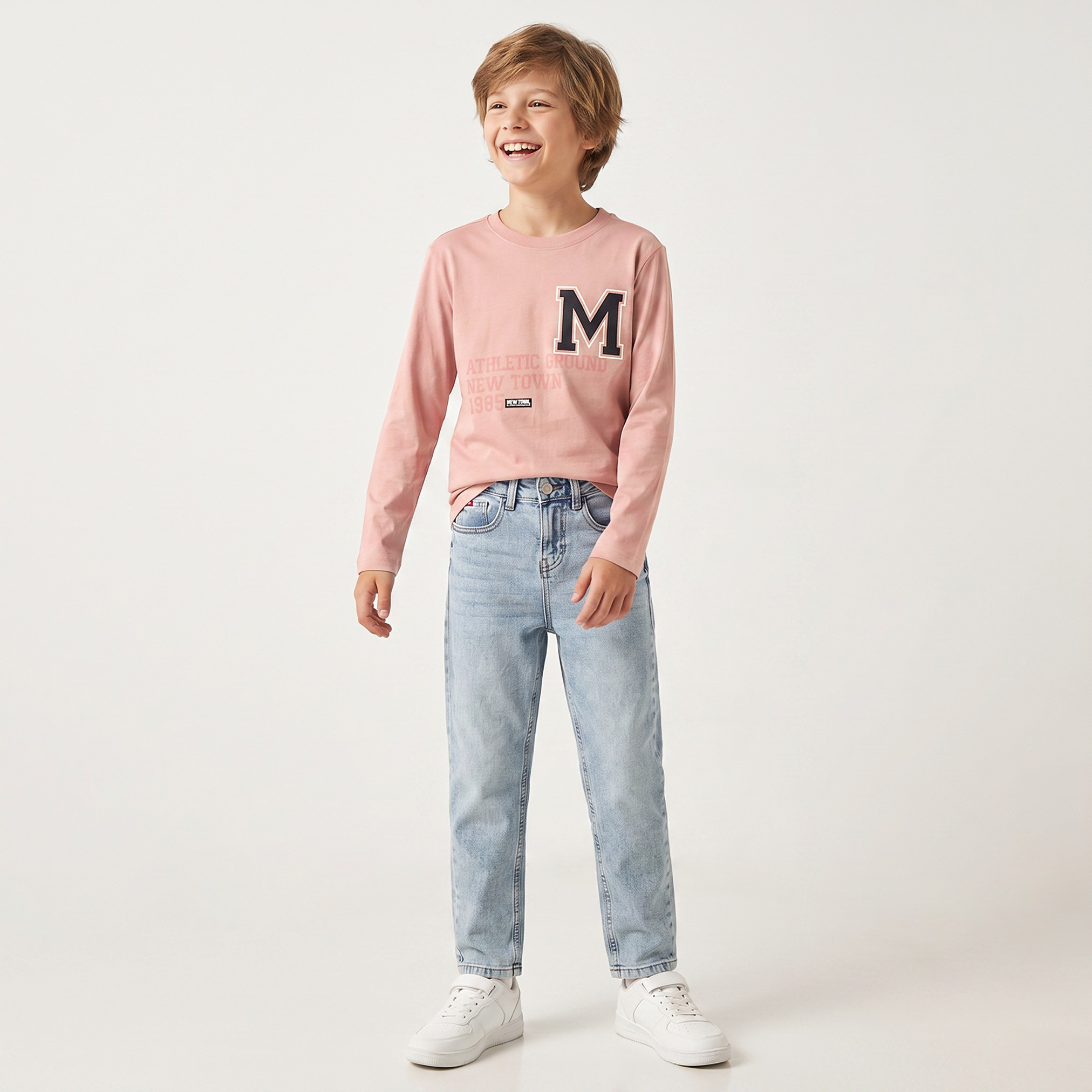 تيشيرت بياقة ضيقة وأكمام طويلة وطبعات تايبوجرافيك من جونيورز-boys-clothing-tshirtsandpolos-image-5