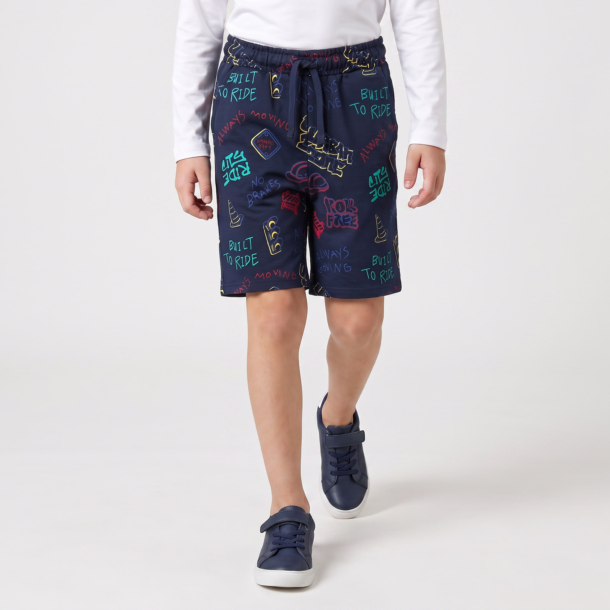 شورت طول الركبة بطبعات جرافيتي ورباط خصر من جونيورز-boys-clothing-bottoms-shorts-image-1