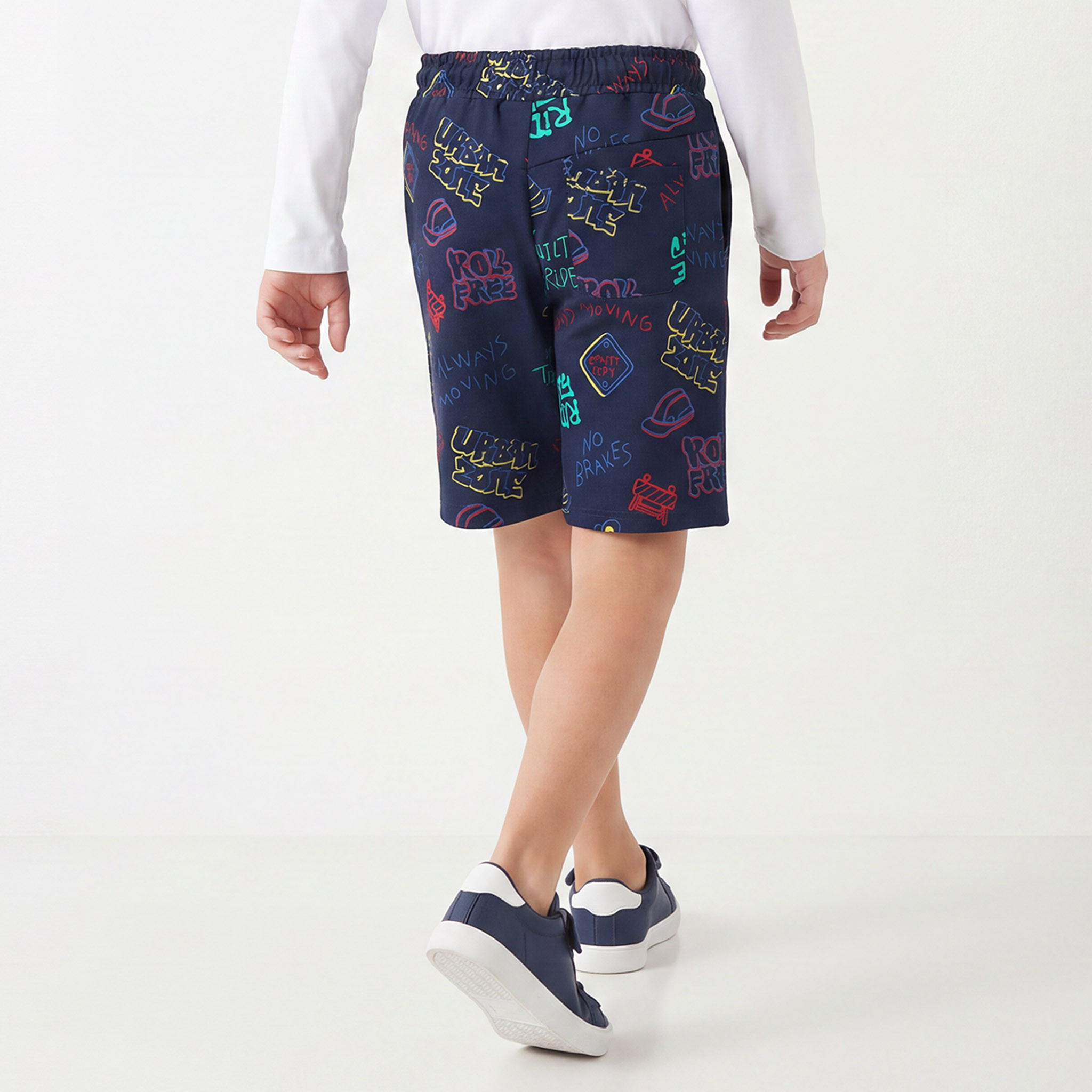 شورت طول الركبة بطبعات جرافيتي ورباط خصر من جونيورز-boys-clothing-bottoms-shorts-image-2