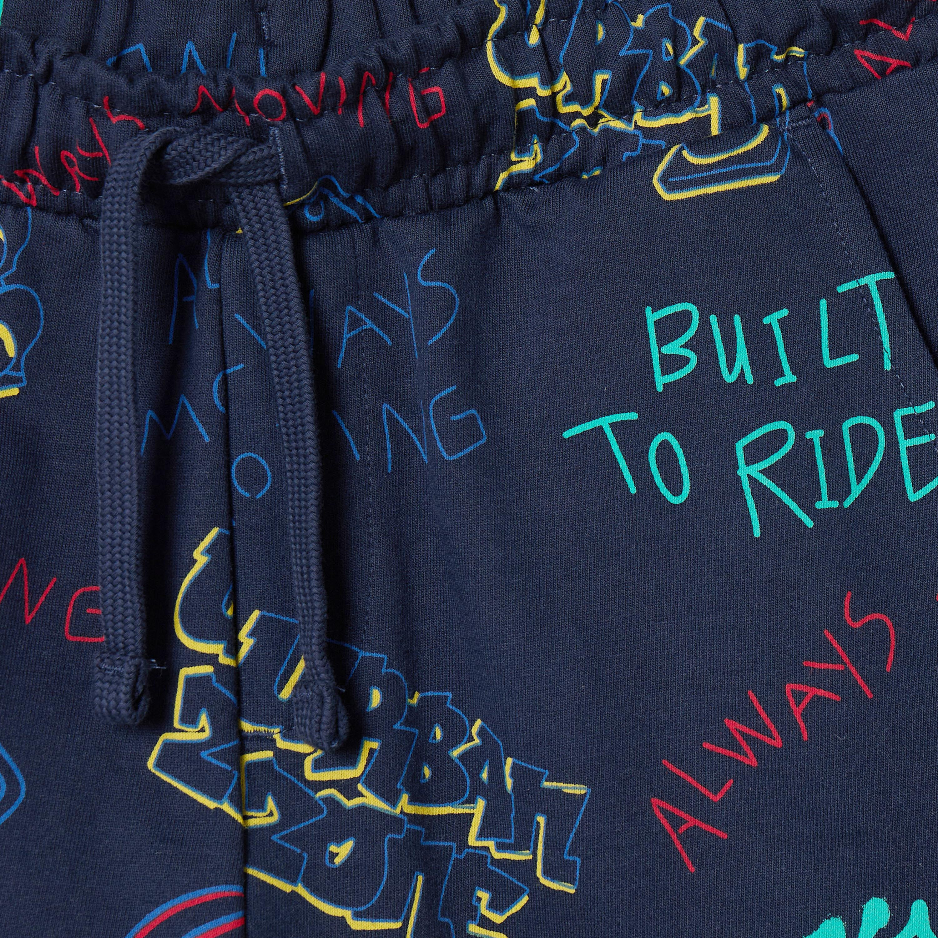 شورت طول الركبة بطبعات جرافيتي ورباط خصر من جونيورز-boys-clothing-bottoms-shorts-image-3