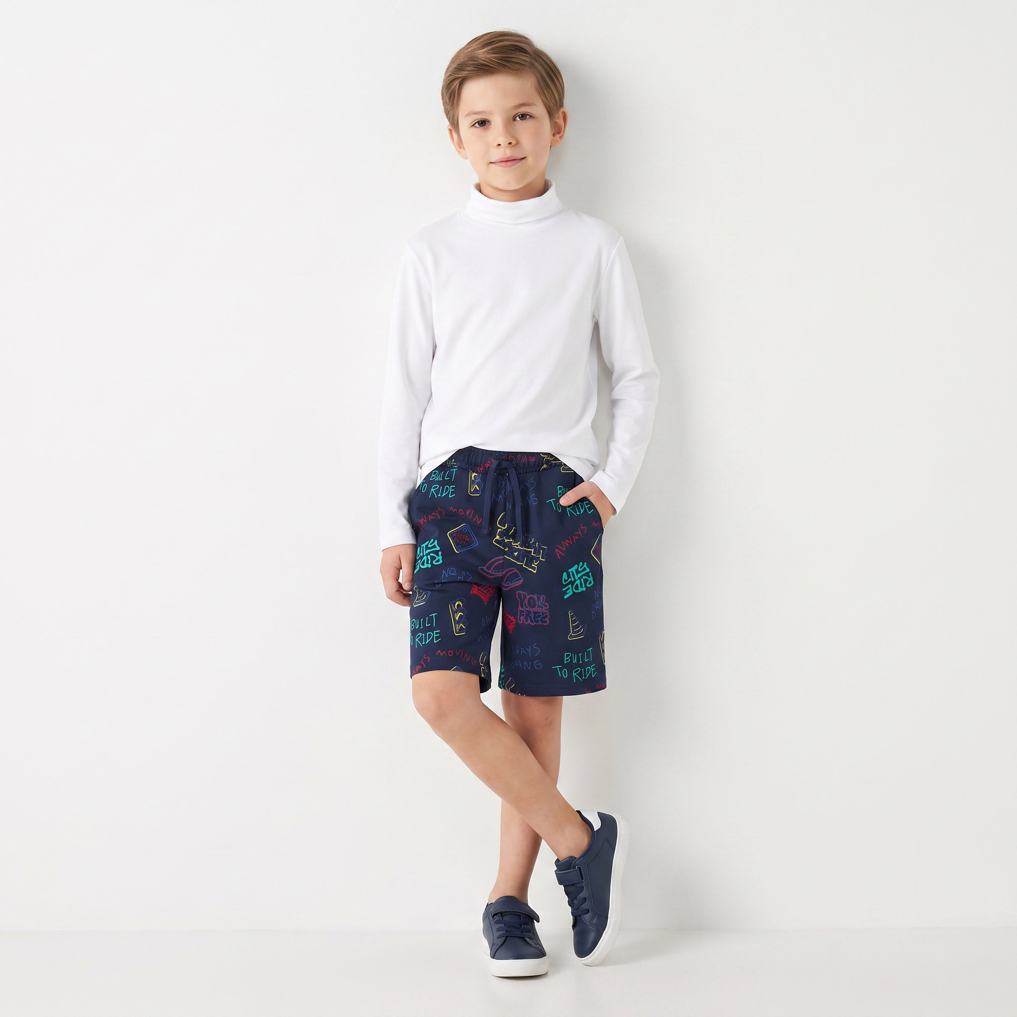 شورت طول الركبة بطبعات جرافيتي ورباط خصر من جونيورز-boys-clothing-bottoms-shorts-image-4