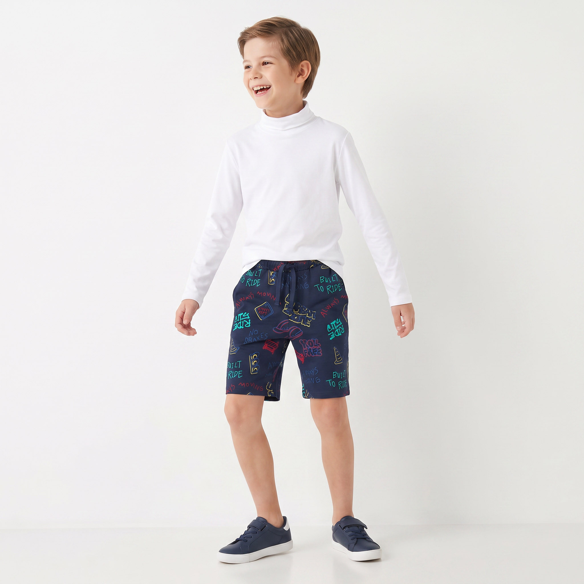 شورت طول الركبة بطبعات جرافيتي ورباط خصر من جونيورز-boys-clothing-bottoms-shorts-image-5
