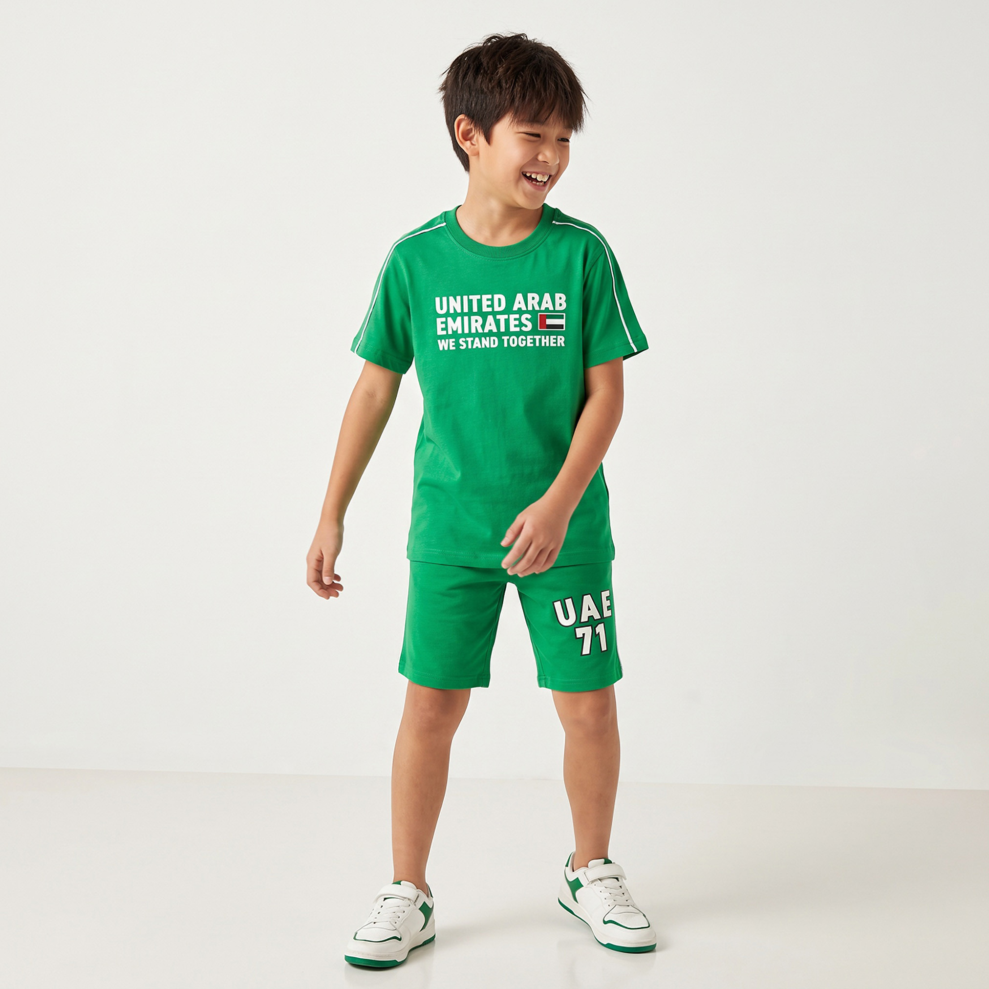 شورت أطفال بطول الركبة وخصر مطاطي برباط وطبعات اليوم الوطني الإماراتي من جونيورز-boys-clothing-bottoms-shorts-image-3