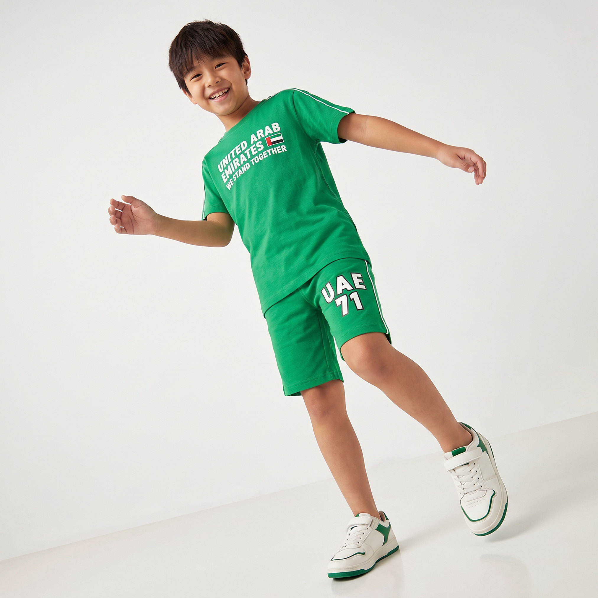 شورت أطفال بطول الركبة وخصر مطاطي برباط وطبعات اليوم الوطني الإماراتي من جونيورز-boys-clothing-bottoms-shorts-image-5