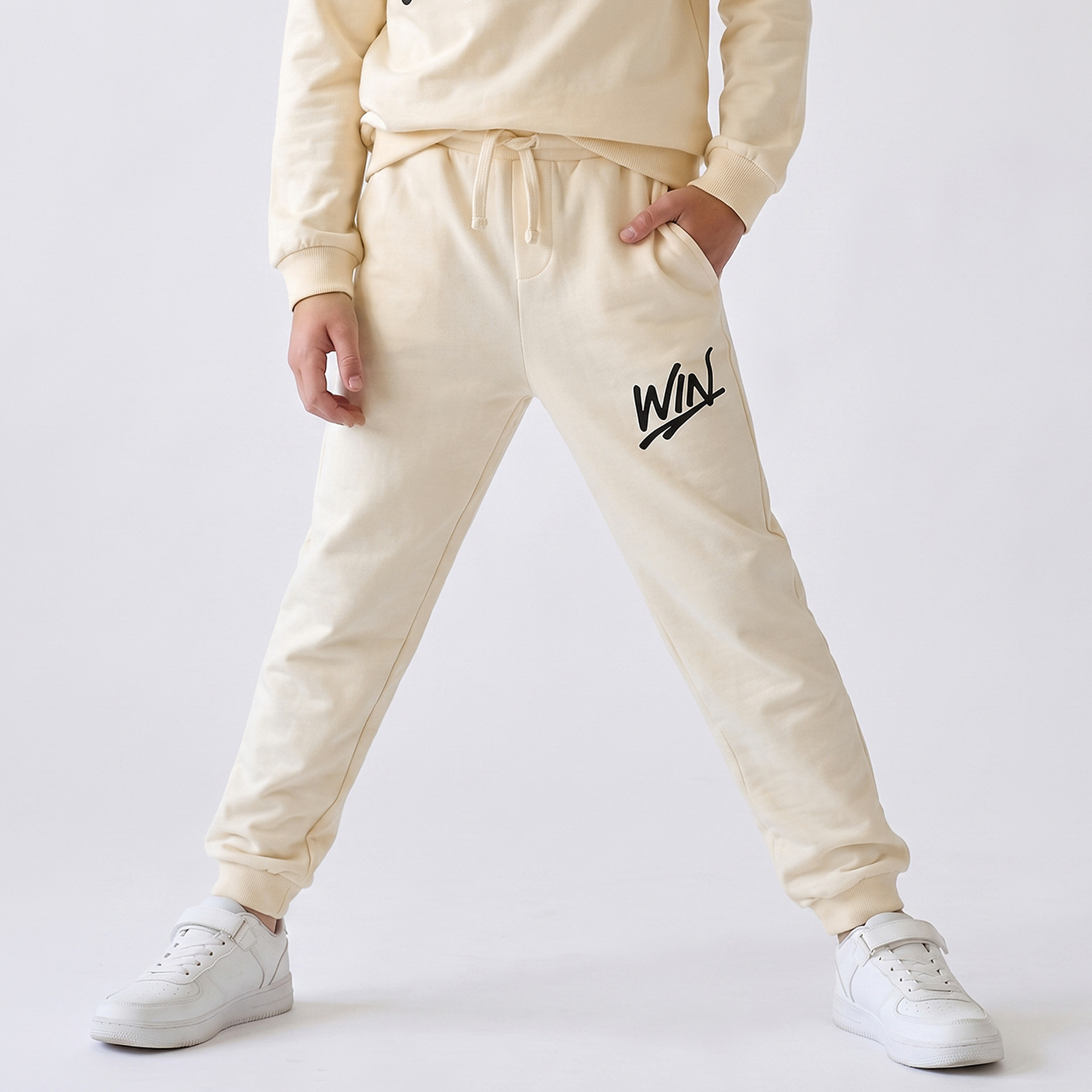 بنطلون رياضي برباط خصر مطاطي وطبعات نصية من جونيورز-boys-clothing-bottoms-joggersandtrackpants-image-1