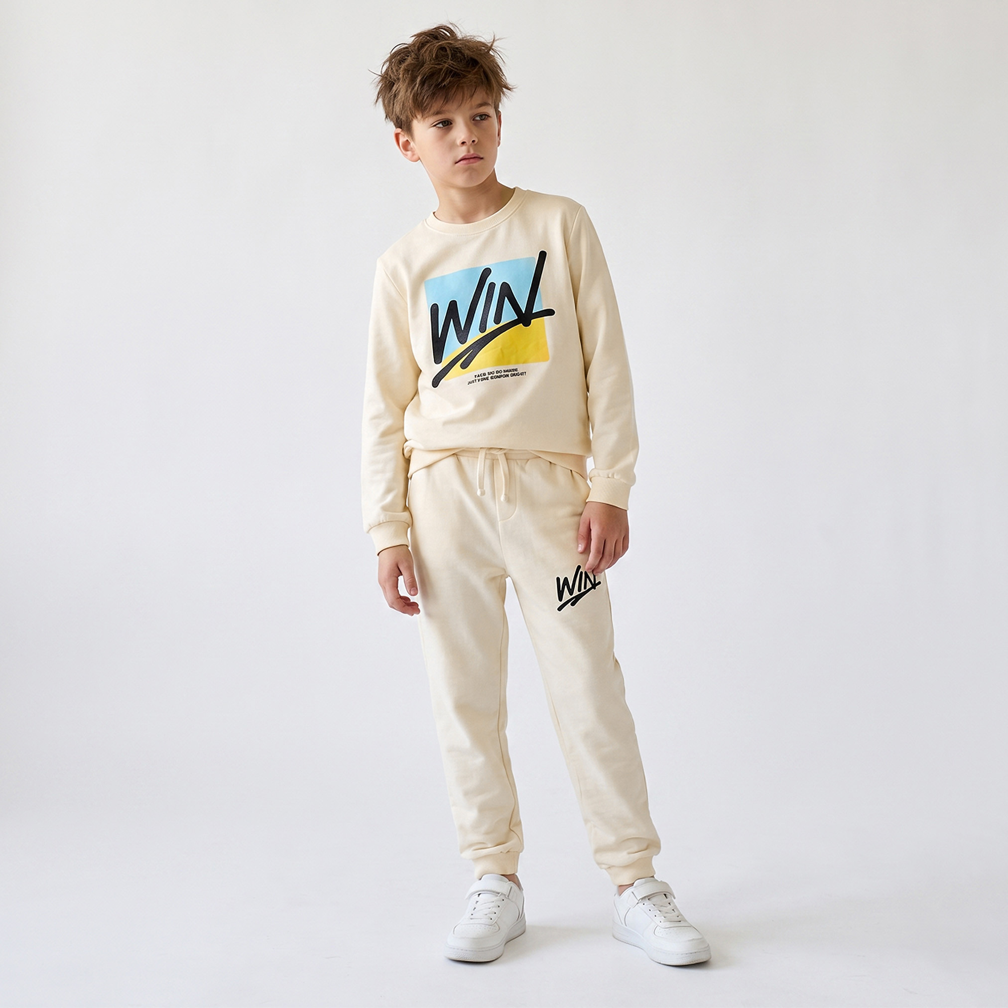 بنطلون رياضي برباط خصر مطاطي وطبعات نصية من جونيورز-boys-clothing-bottoms-joggersandtrackpants-image-2