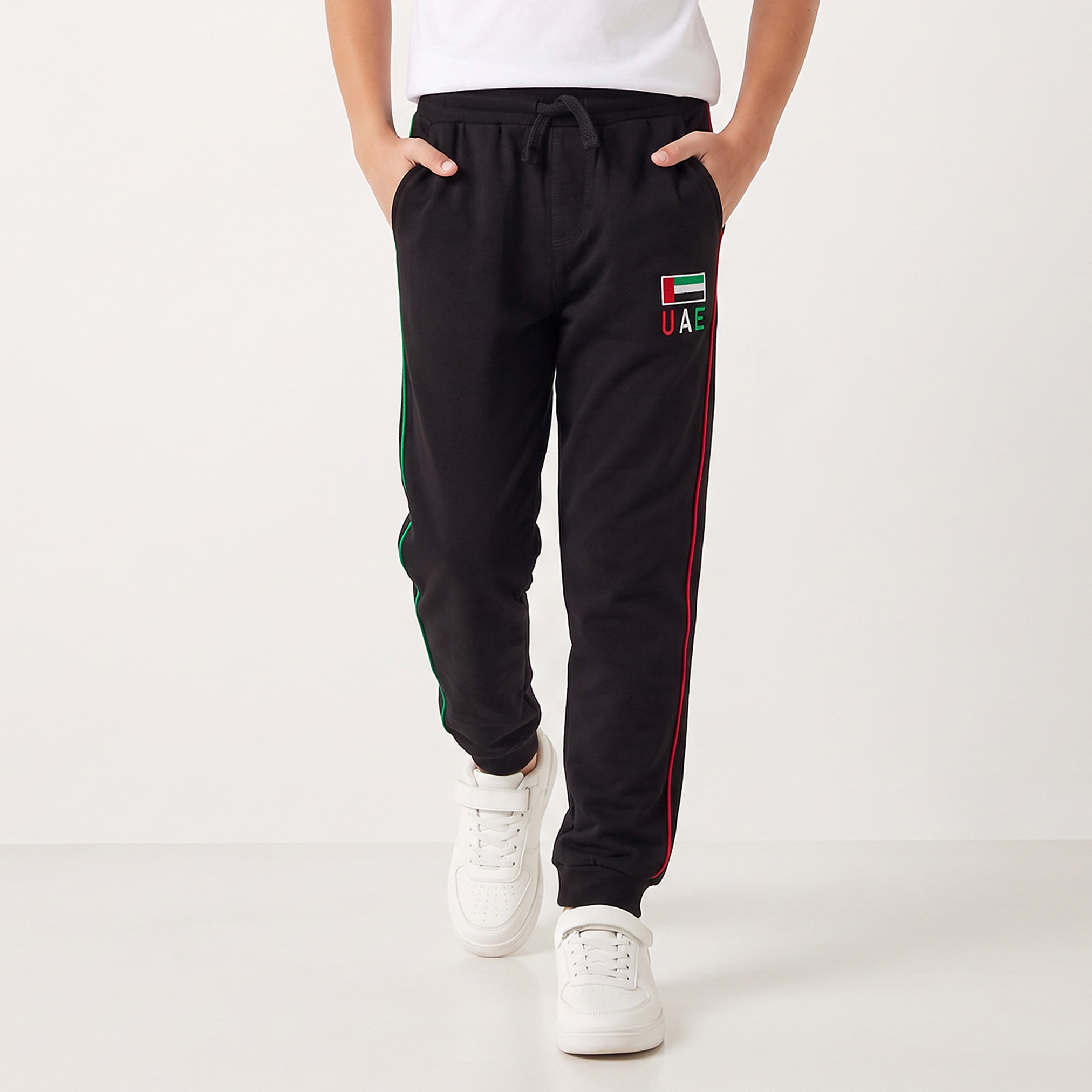 بنطلون رياضي بخصر مطاطي ورباط إغلاق وتطريز اليوم الوطني الإماراتي من جونيورز-boys-clothing-bottoms-joggersandtrackpants-image-1