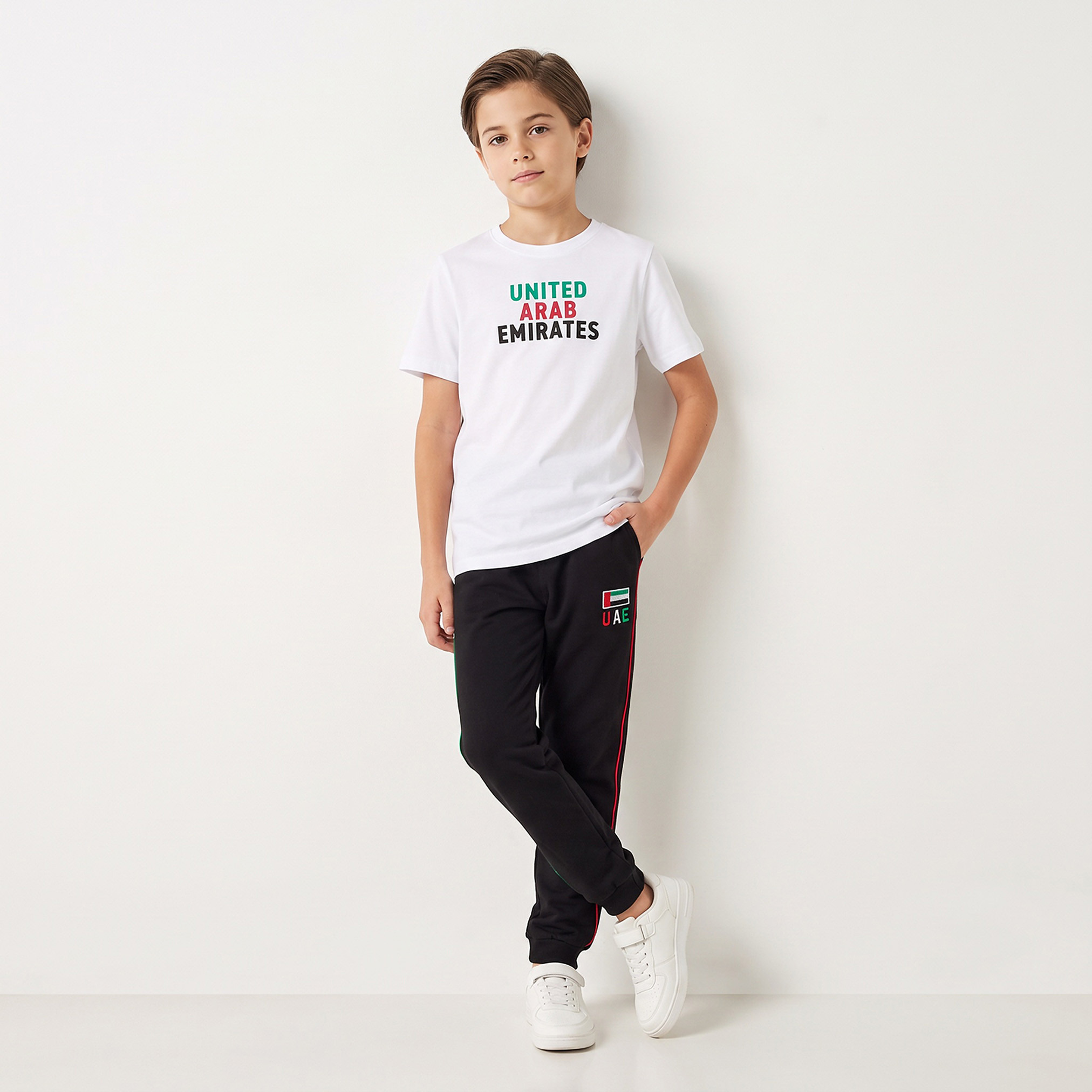 بنطلون رياضي بخصر مطاطي ورباط إغلاق وتطريز اليوم الوطني الإماراتي من جونيورز-boys-clothing-bottoms-joggersandtrackpants-image-2