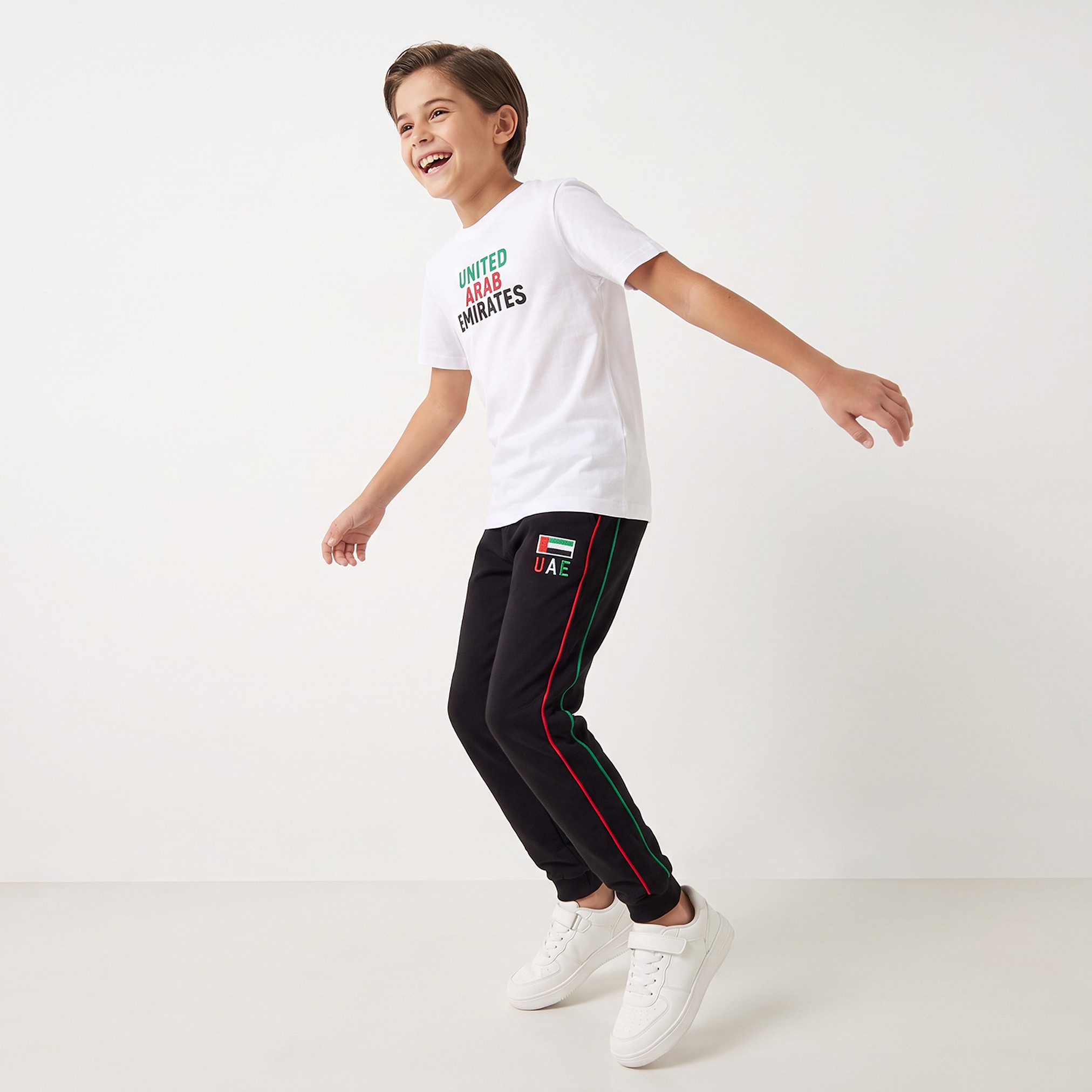 بنطلون رياضي بخصر مطاطي ورباط إغلاق وتطريز اليوم الوطني الإماراتي من جونيورز-boys-clothing-bottoms-joggersandtrackpants-image-5