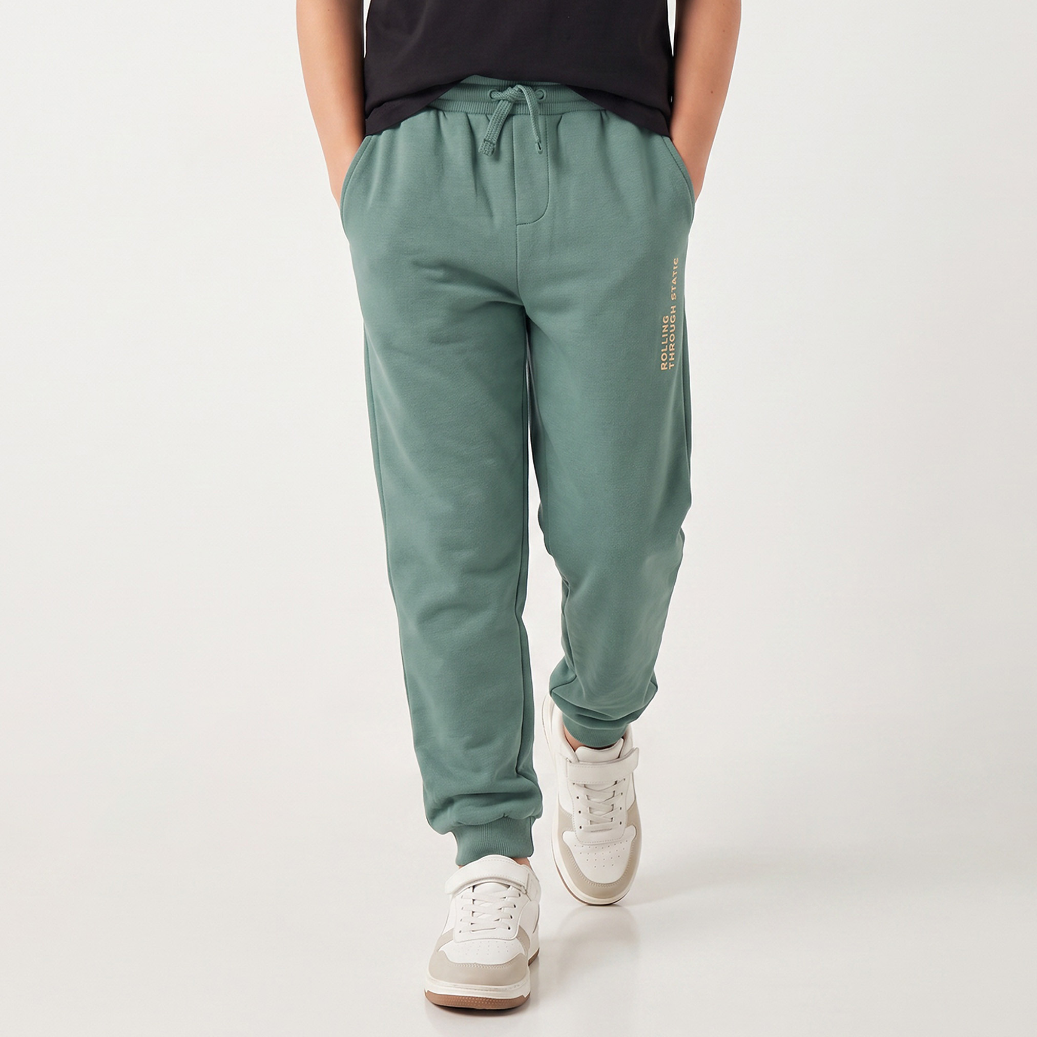 بنطلون رياضي برباط خصر مطاطي وطبعات شعار من جونيورز-boys-clothing-bottoms-joggersandtrackpants-image-1