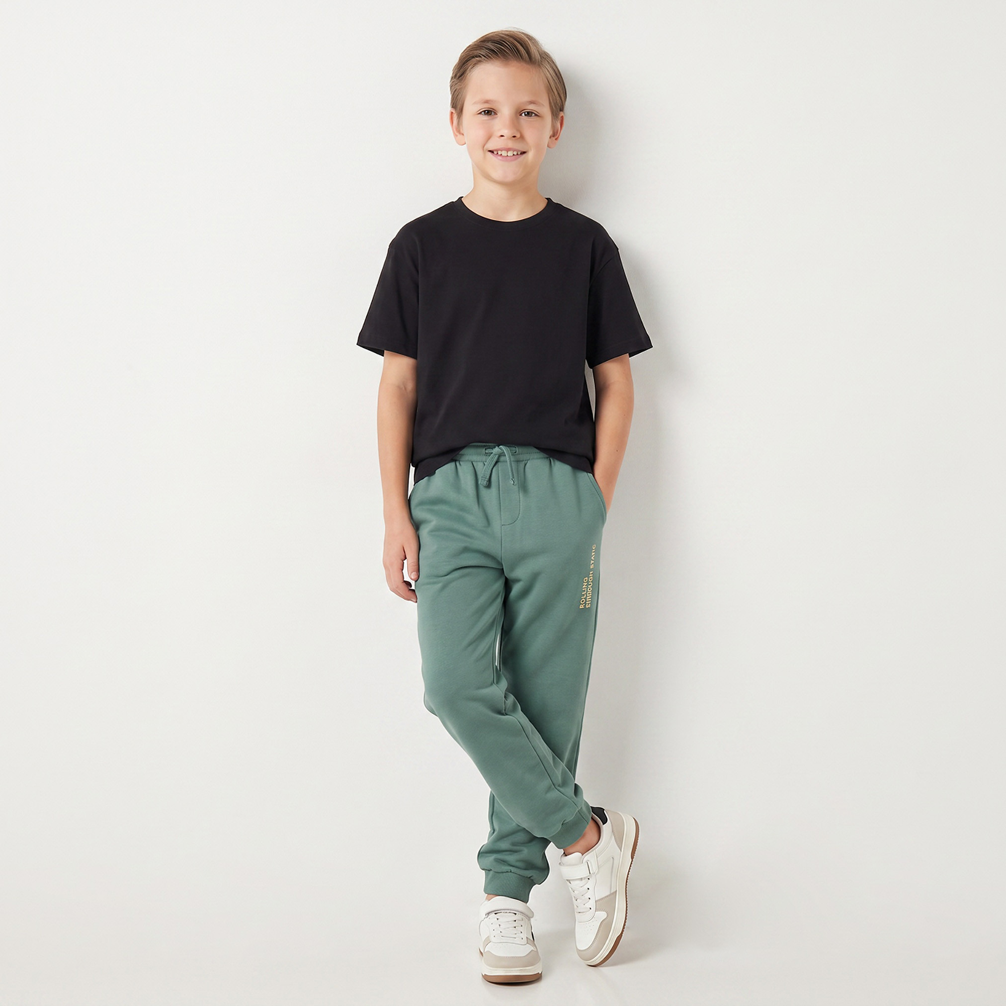 بنطلون رياضي برباط خصر مطاطي وطبعات شعار من جونيورز-boys-clothing-bottoms-joggersandtrackpants-image-3
