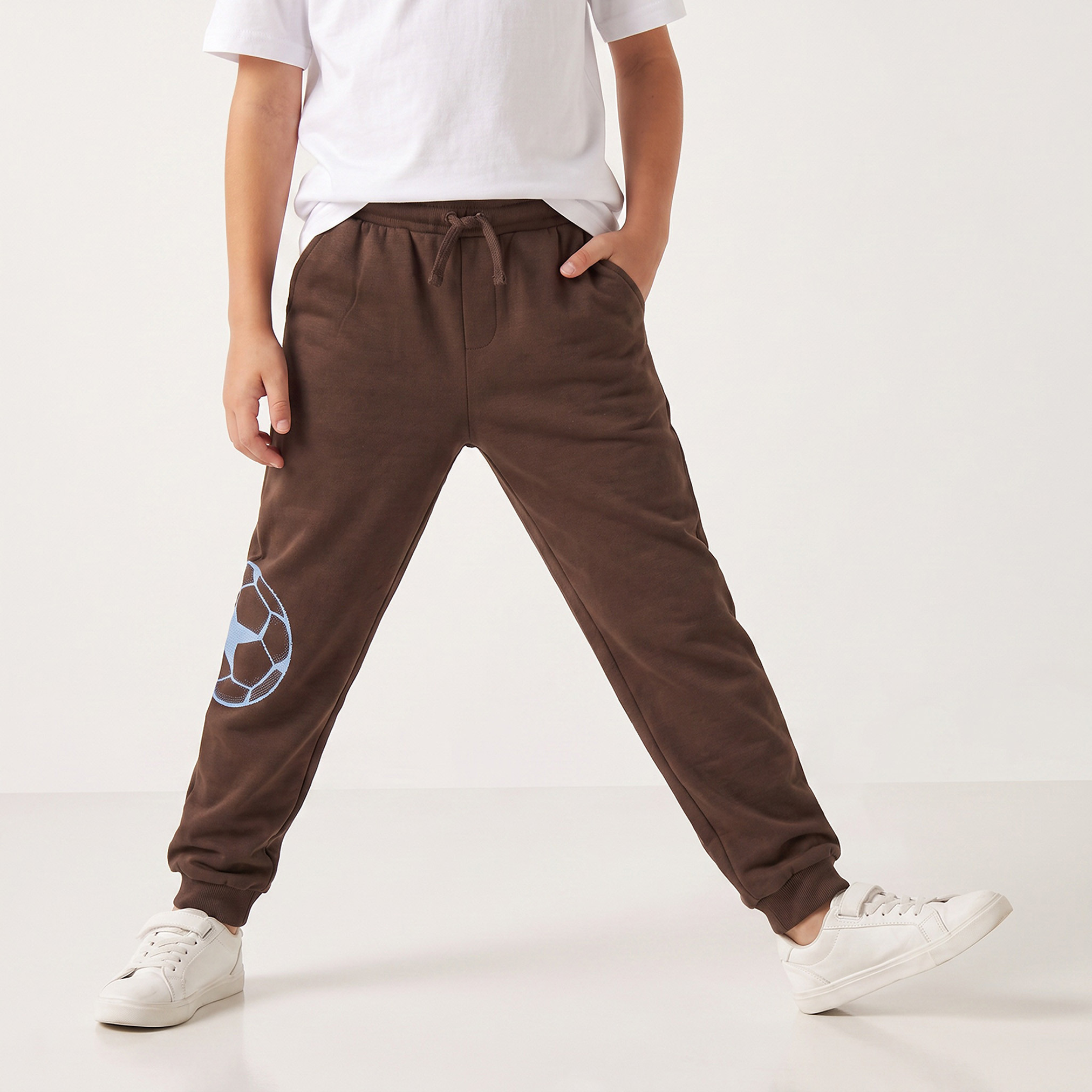 بنطلون رياضي برباط خصر مطاطي وطبعات شعار من جونيورز-boys-clothing-bottoms-joggersandtrackpants-image-1