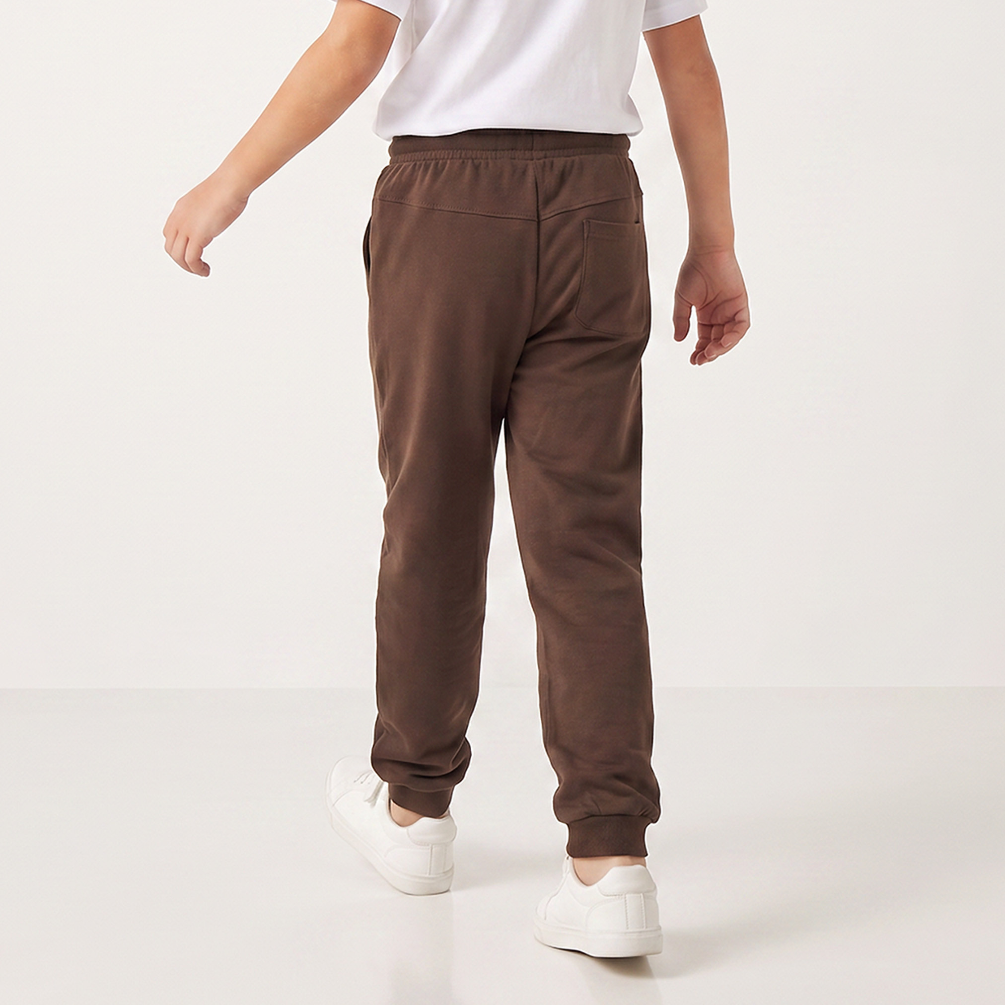 بنطلون رياضي برباط خصر مطاطي وطبعات شعار من جونيورز-boys-clothing-bottoms-joggersandtrackpants-image-2