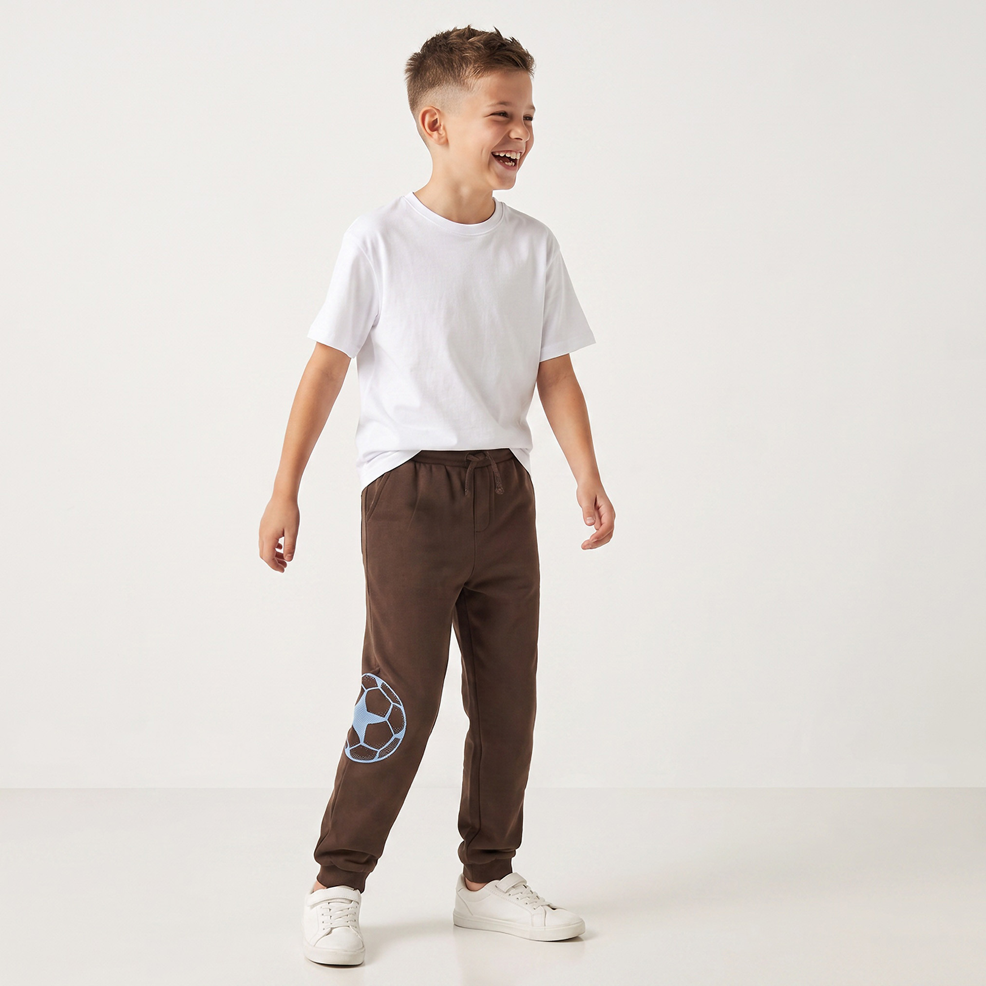 بنطلون رياضي برباط خصر مطاطي وطبعات شعار من جونيورز-boys-clothing-bottoms-joggersandtrackpants-image-3