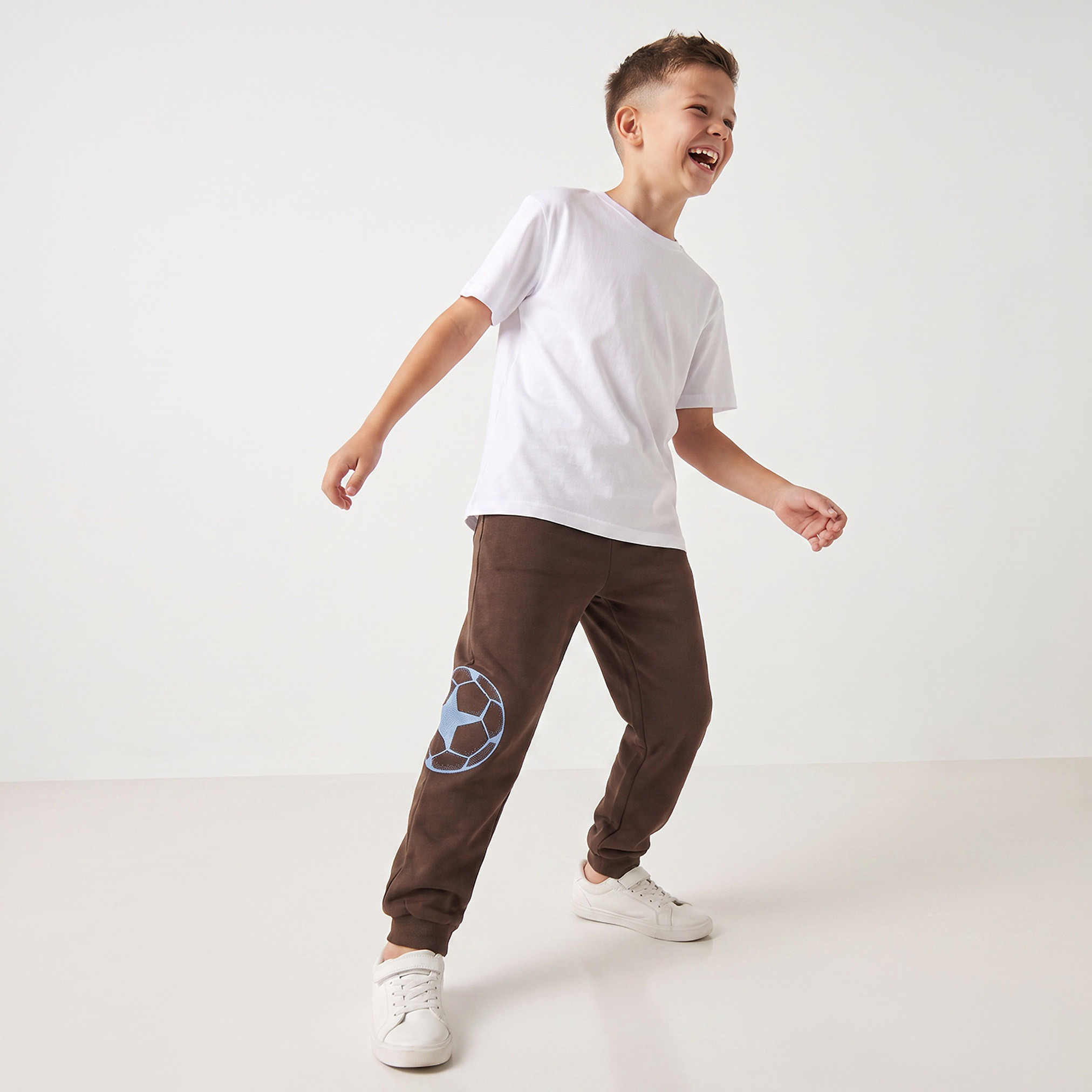 بنطلون رياضي برباط خصر مطاطي وطبعات شعار من جونيورز-boys-clothing-bottoms-joggersandtrackpants-image-4