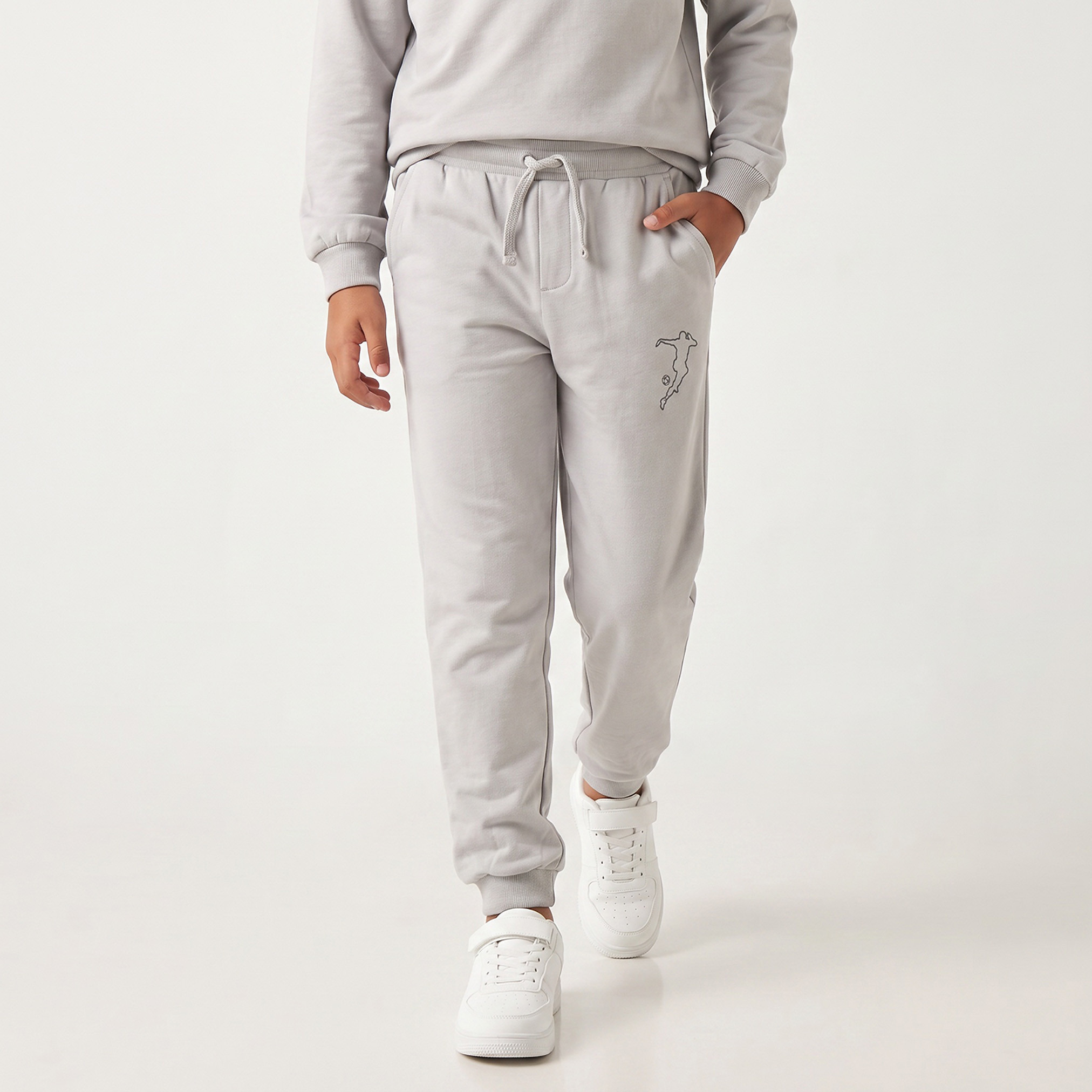 بنطلون رياضي برباط خصر مطاطي وطبعات شعار من جونيورز-boys-clothing-bottoms-joggersandtrackpants-image-1