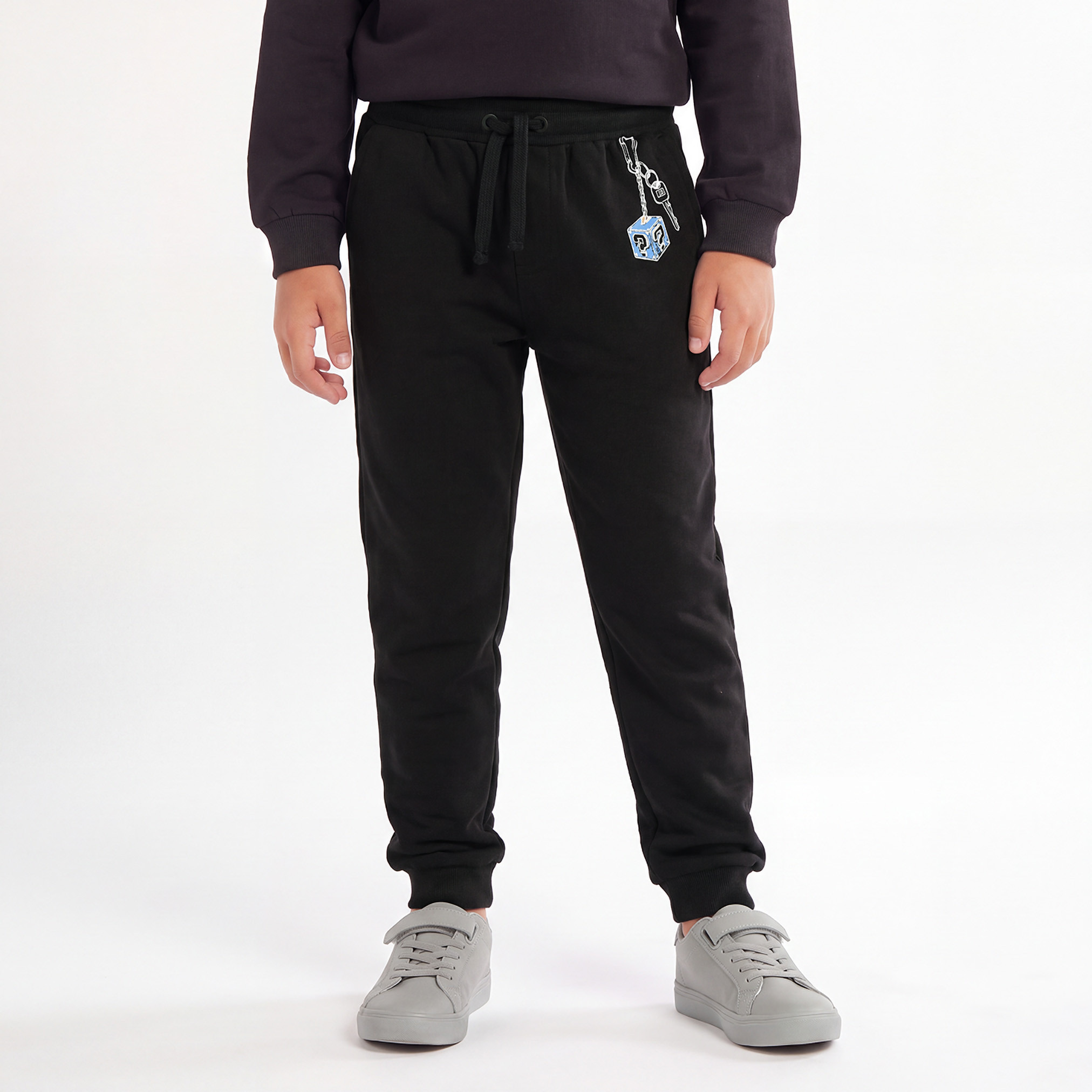 بنطلون رياضي بخصر مطاطي ورباط بطبعة جرافيك من جونيورز-boys-clothing-bottoms-joggersandtrackpants-image-1