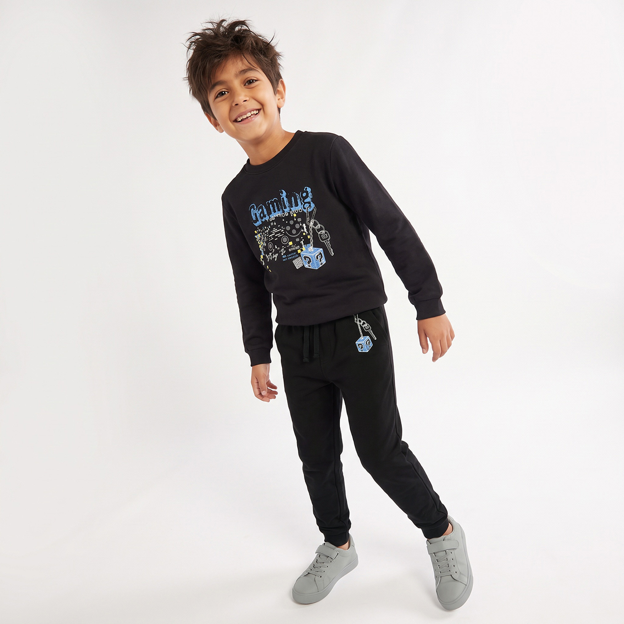 بنطلون رياضي بخصر مطاطي ورباط بطبعة جرافيك من جونيورز-boys-clothing-bottoms-joggersandtrackpants-image-4