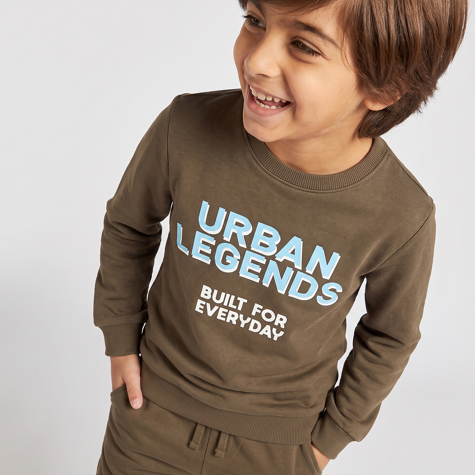سويت شيرت جونيورز بياقة مستديرة وطبعة عصرية-boys-clothing-winterwear-sweatshirts-image-1