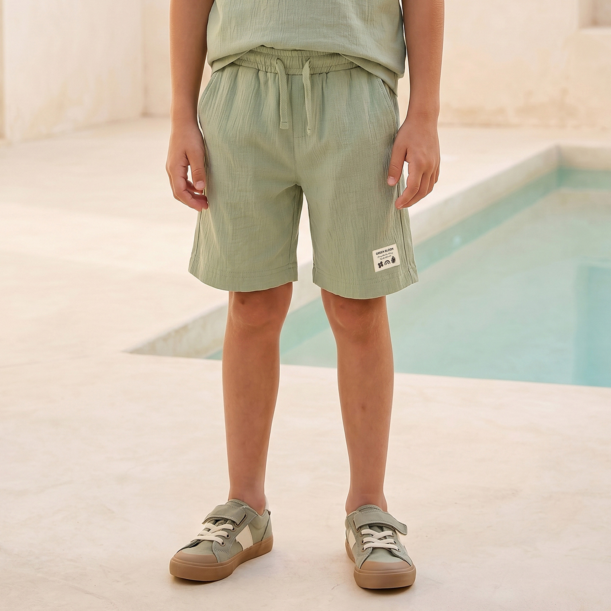طقم تيشيرت بياقة ضيقة وأكمام قصيرة وشورت بطبعات من جونيورز-boys-clothing-setsandcoords-image-3