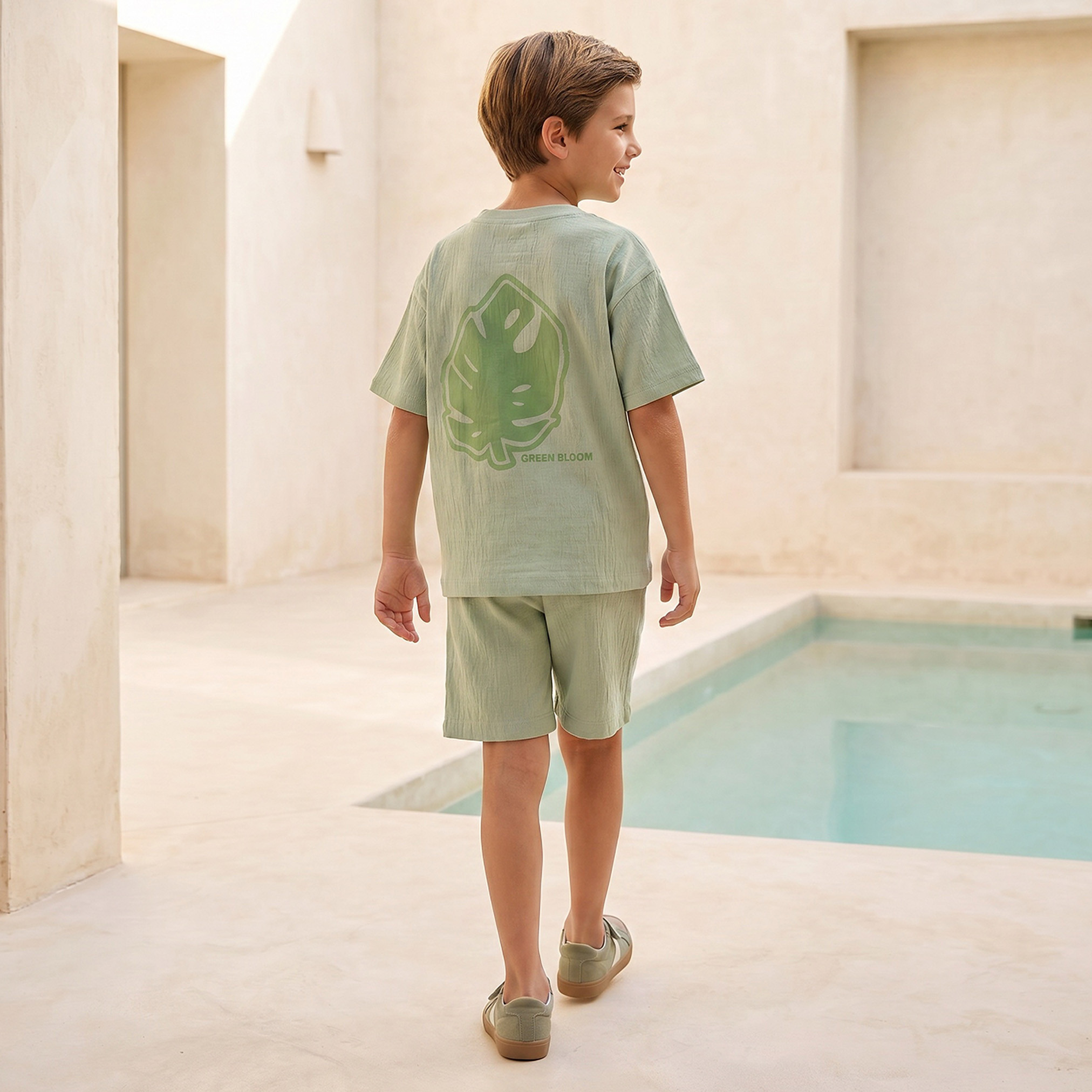 طقم تيشيرت بياقة ضيقة وأكمام قصيرة وشورت بطبعات من جونيورز-boys-clothing-setsandcoords-image-4