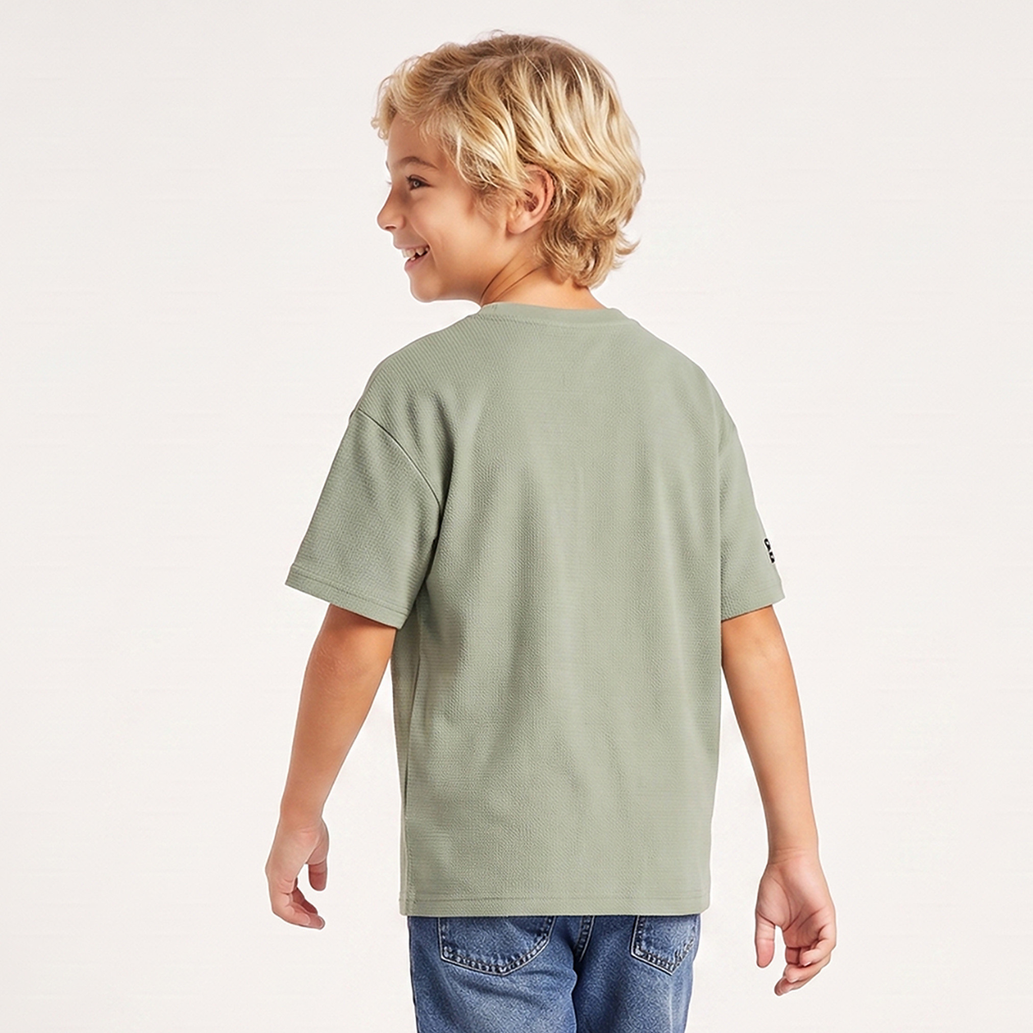 تيشيرت بياقة ضيقة وأكمام منسدلة بارز الملمس من جونيورز-boys-clothing-tshirtsandpolos-image-3