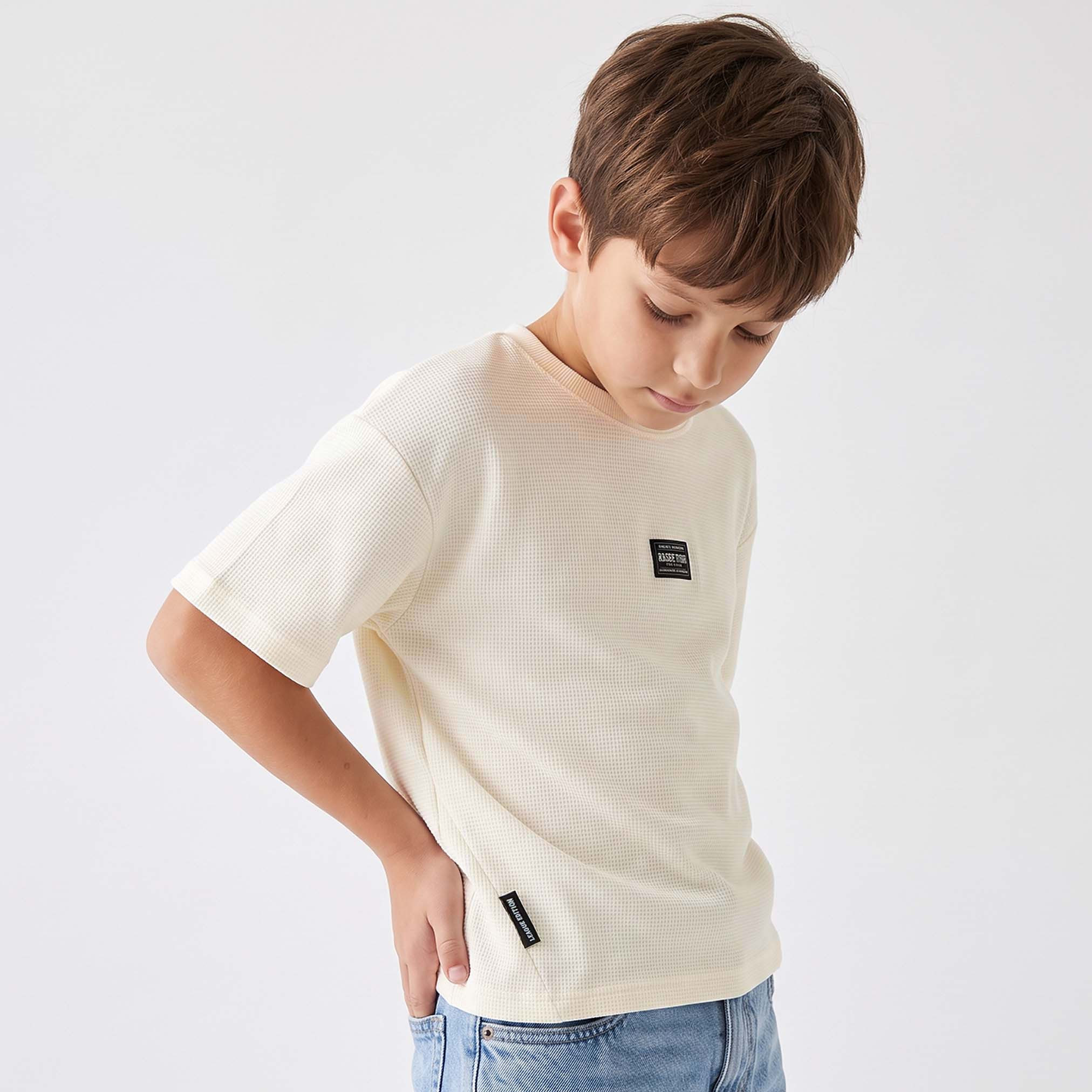 تيشيرت بارز الملمس بياقة ضيقة وأكمام قصيرة من جونيورز-boys-clothing-tshirtsandpolos-image-2