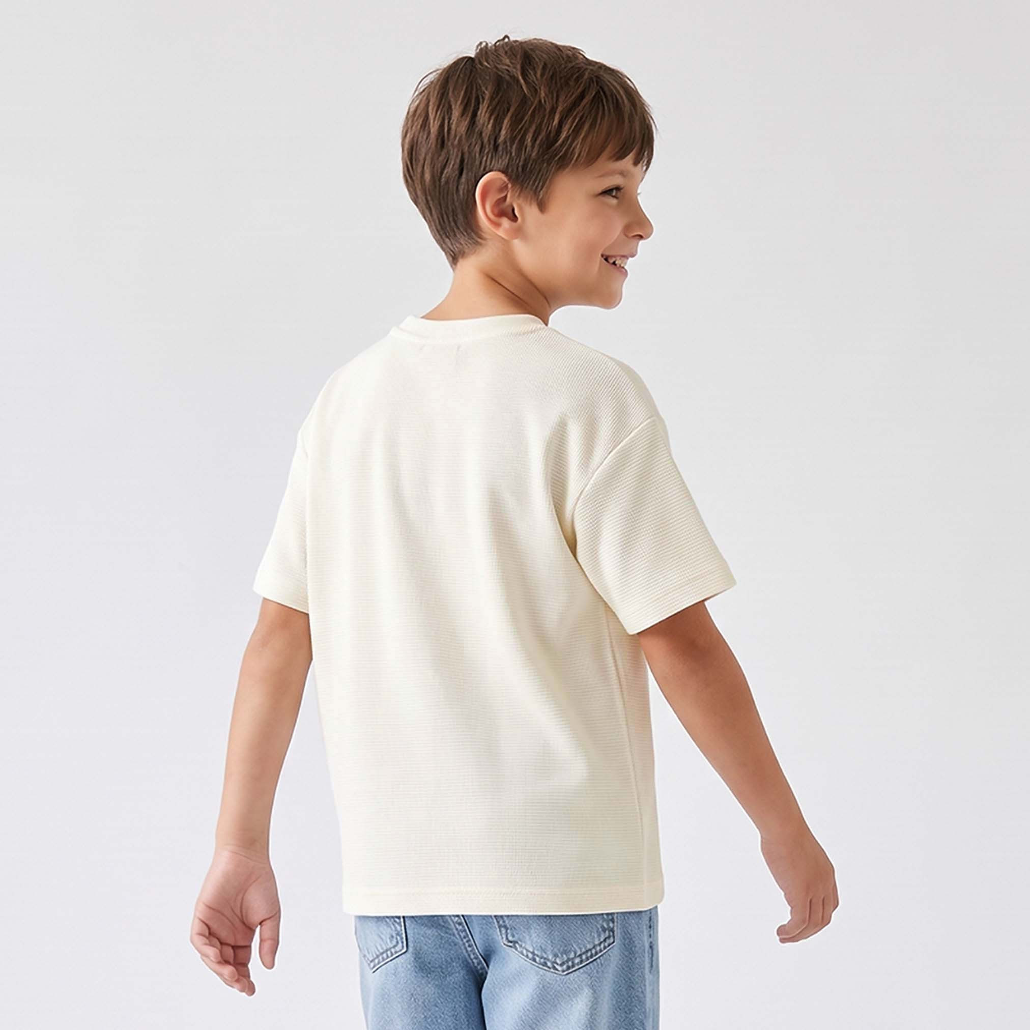 تيشيرت بارز الملمس بياقة ضيقة وأكمام قصيرة من جونيورز-boys-clothing-tshirtsandpolos-image-3