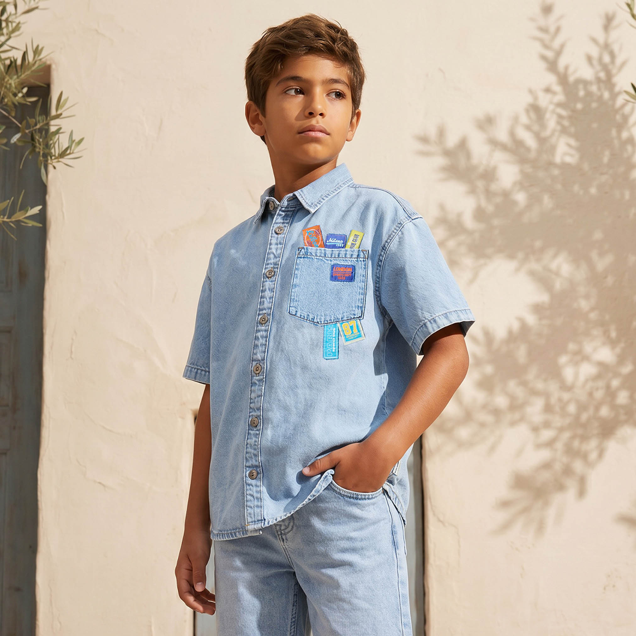 قميص جينز ولادي بأكمام قصيرة وتفاصيل عصرية-boys-clothing-shirts-image-5