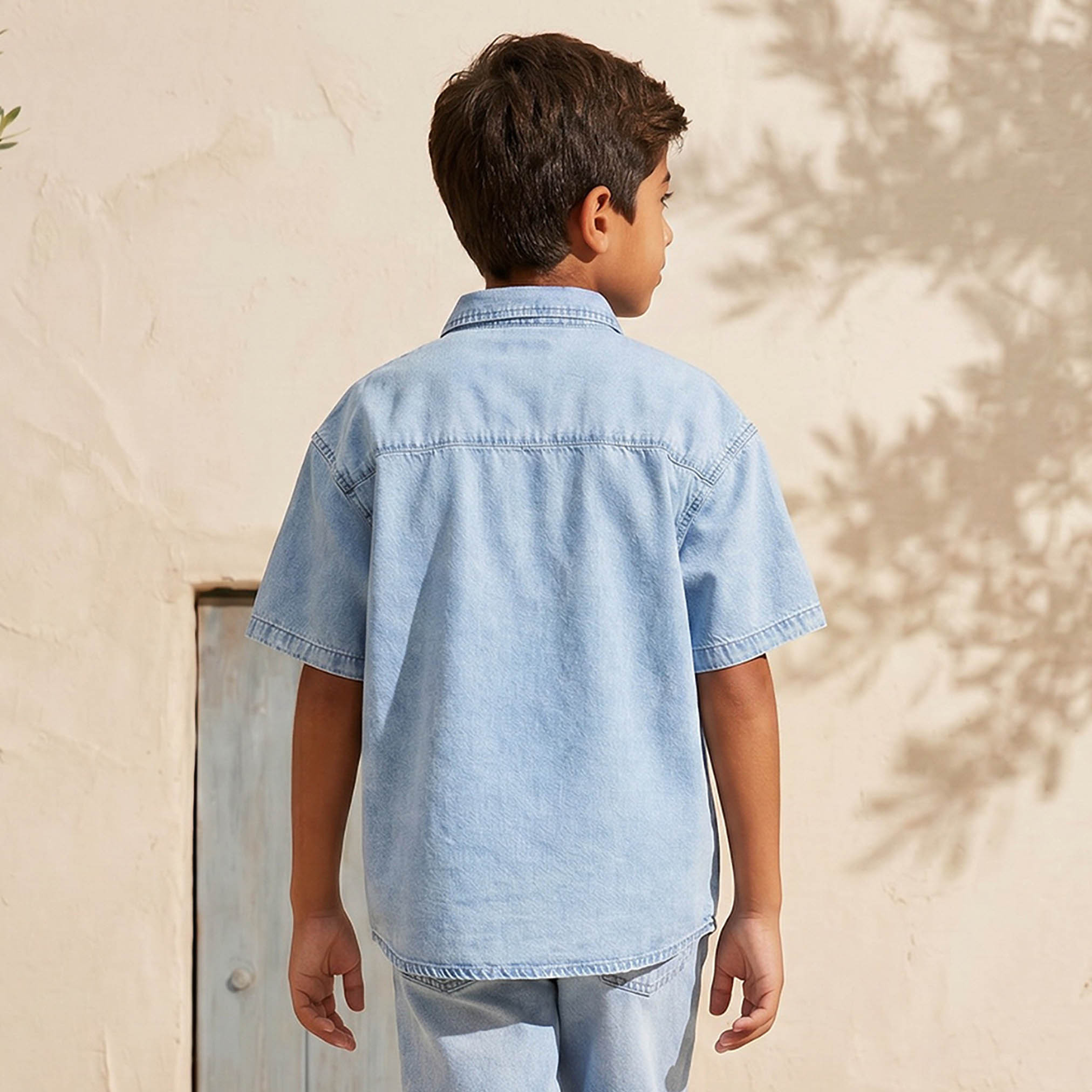 قميص جينز ولادي بأكمام قصيرة وتفاصيل عصرية-boys-clothing-shirts-image-3