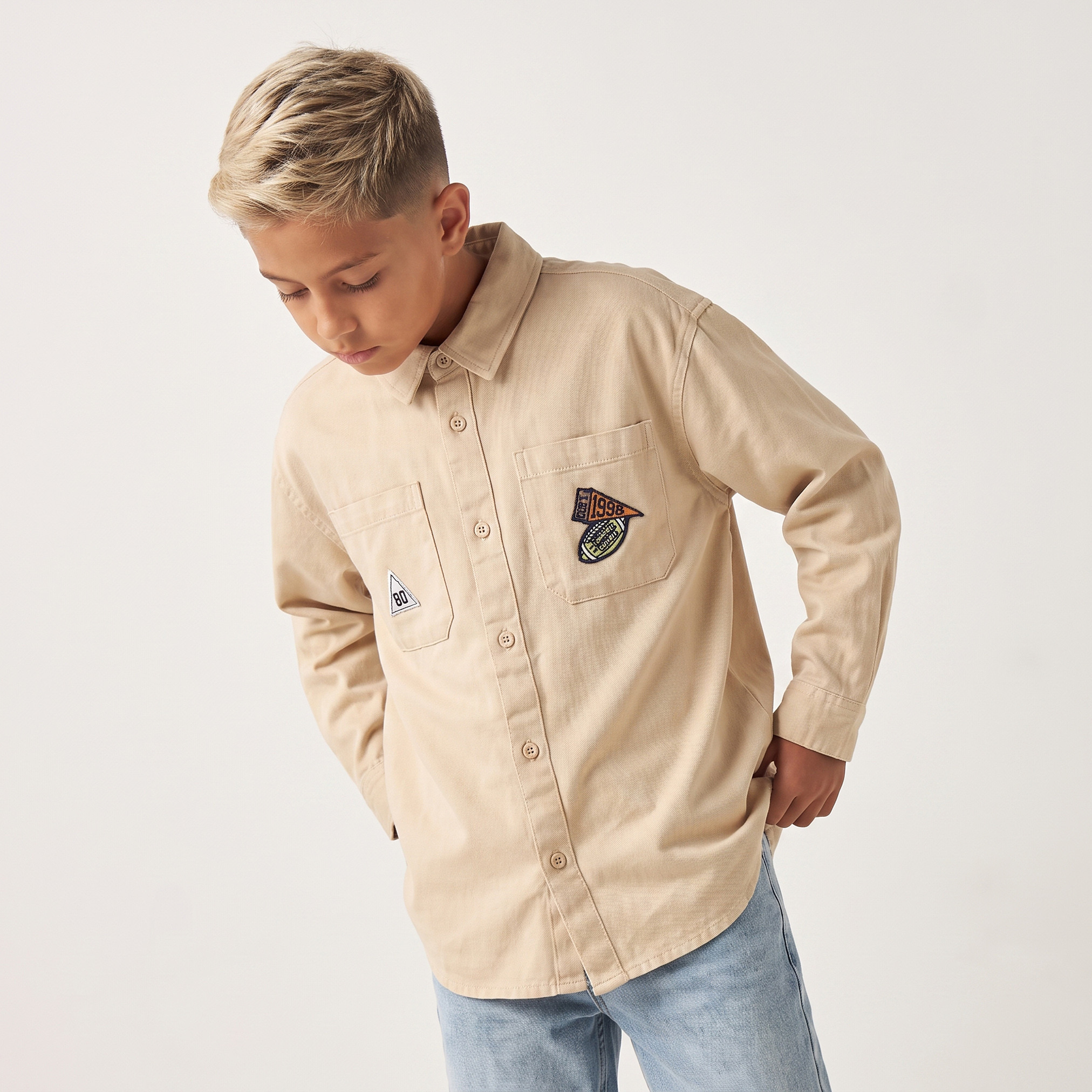 قميص بأكمام طويلة وتطريزات رياضية من جونيورز-boys-clothing-shirts-image-1