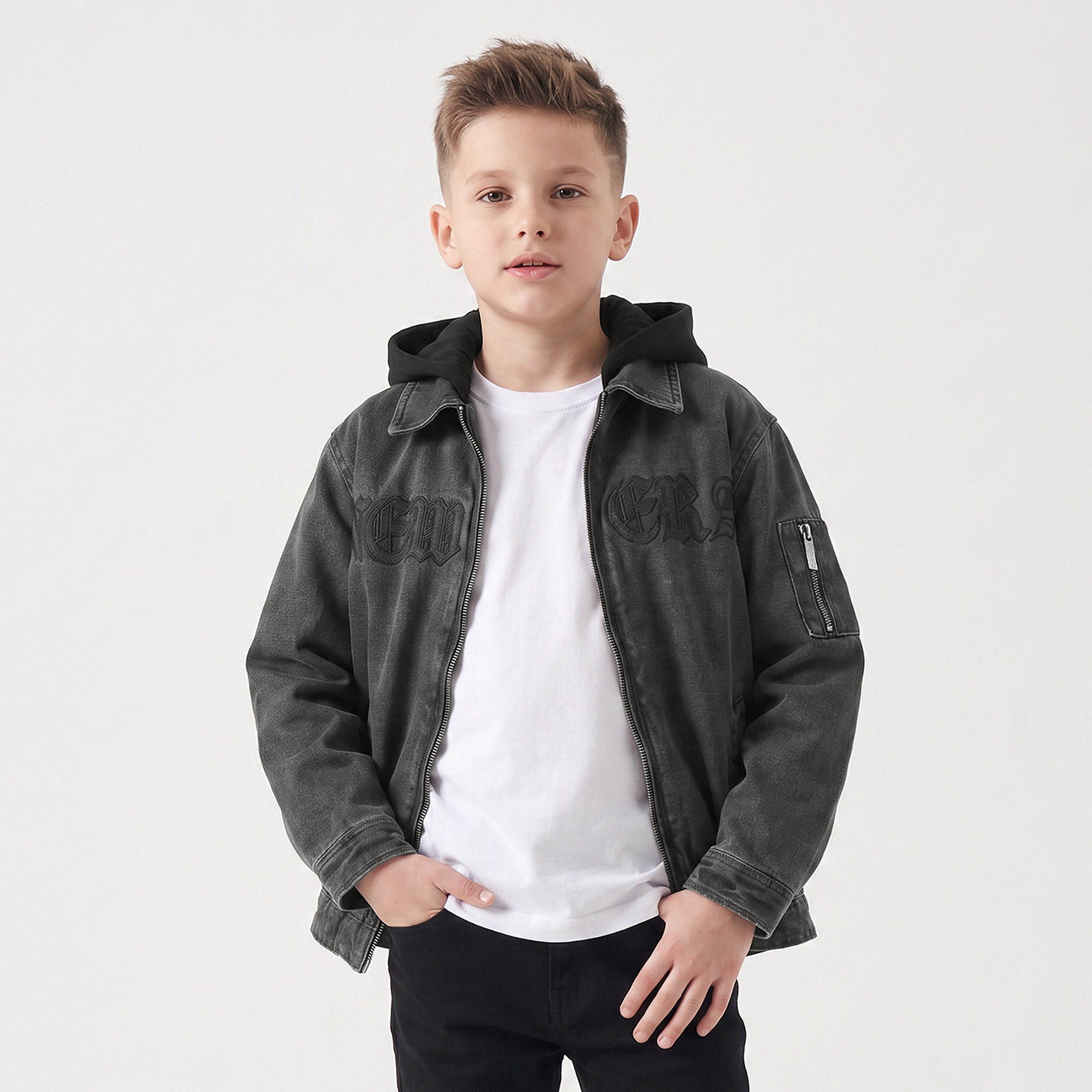 جاكيت جينز بقبعة وأكمام طويلة بتفاصيل تطريز من جونيورز-boys-clothing-jacketsandcoats-image-1