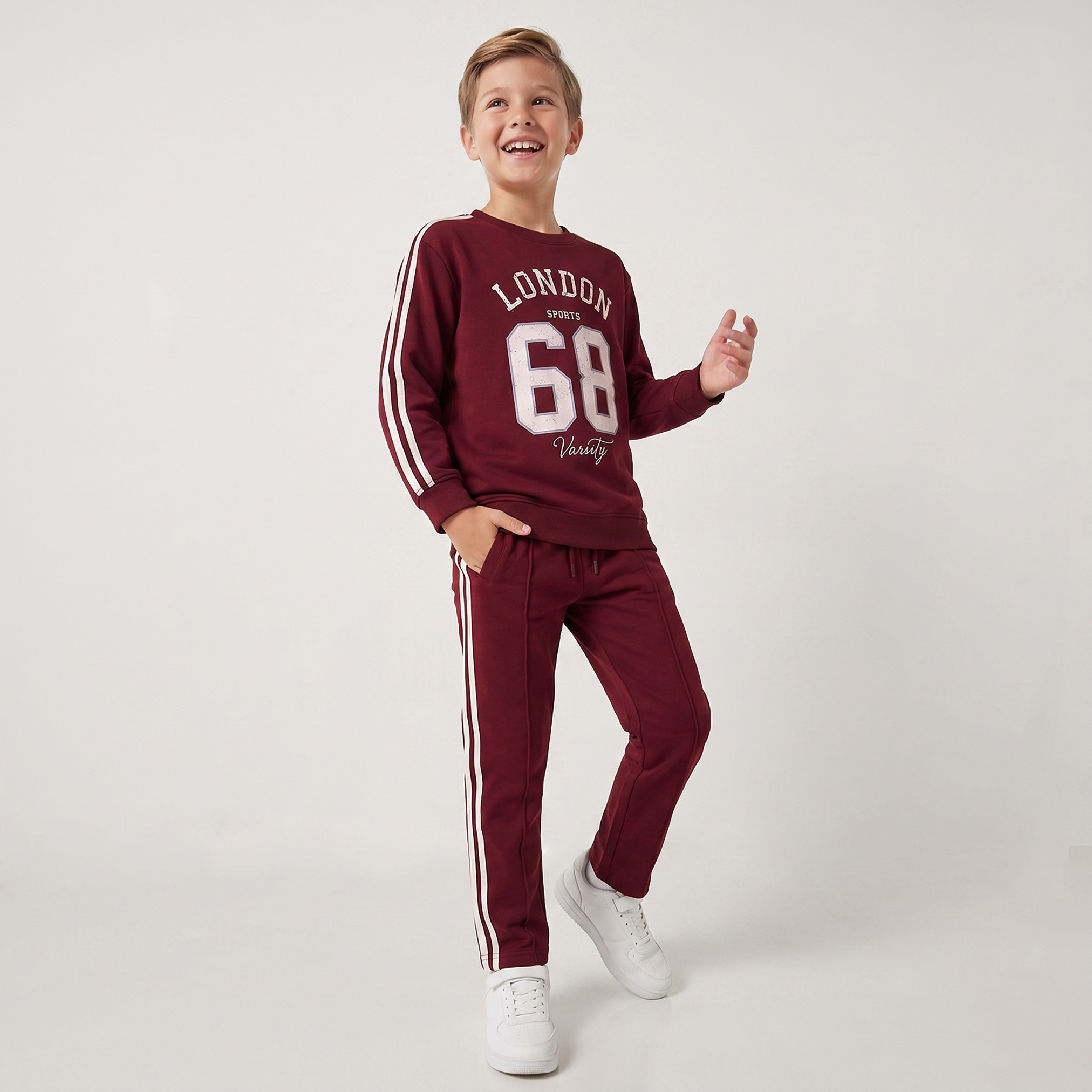 طقم سويت شيرت بياقة مستديرة وأكمام طويلة وبنطلون رياضي بطبعة فارسيتي من جونيورز-boys-clothing-setsandcoords-image-1