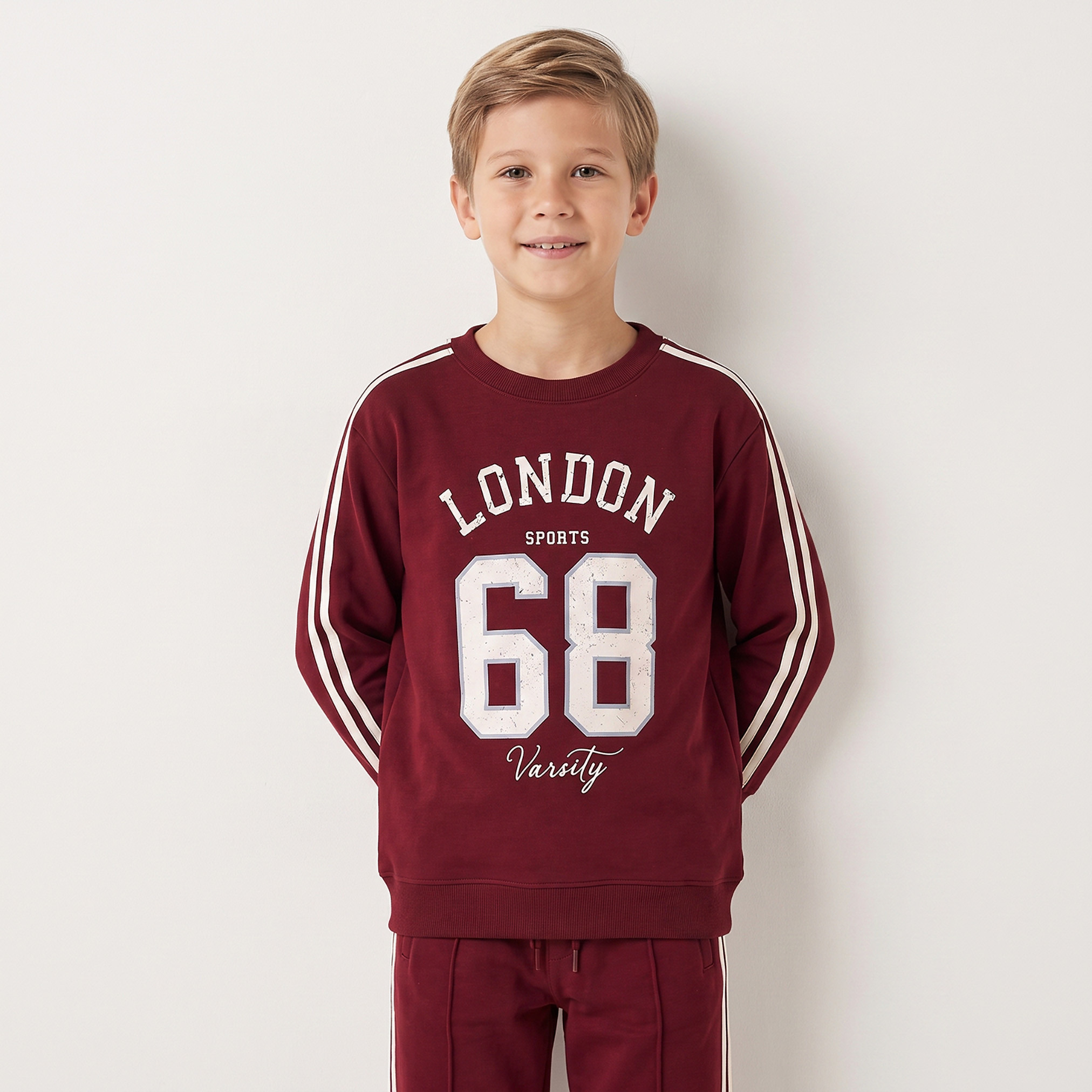 طقم سويت شيرت بياقة مستديرة وأكمام طويلة وبنطلون رياضي بطبعة فارسيتي من جونيورز-boys-clothing-setsandcoords-image-2
