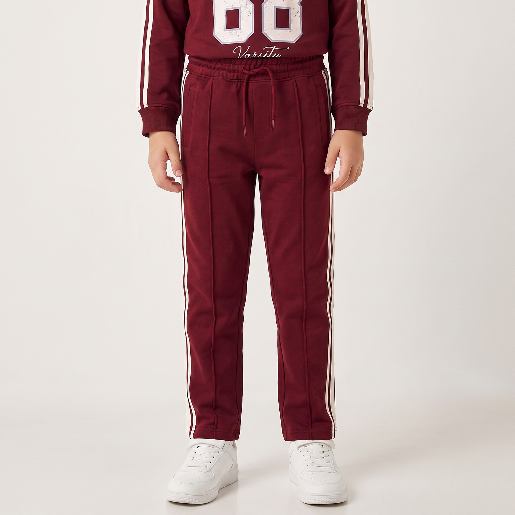 طقم سويت شيرت بياقة مستديرة وأكمام طويلة وبنطلون رياضي بطبعة فارسيتي من جونيورز-boys-clothing-setsandcoords-image-3